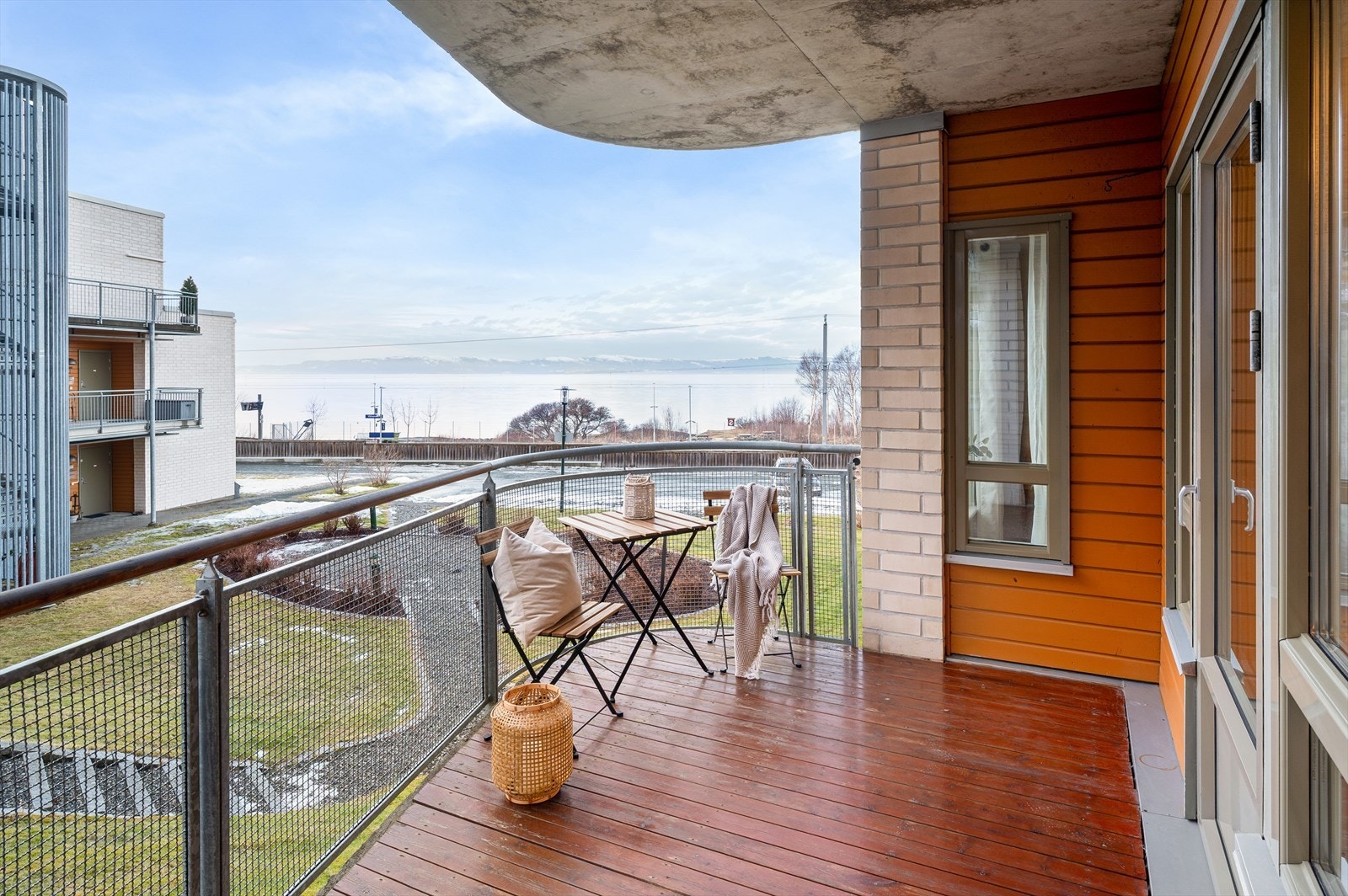 Leiligheten har en balkong på 9m² med sjøutsikt. Galleribilde