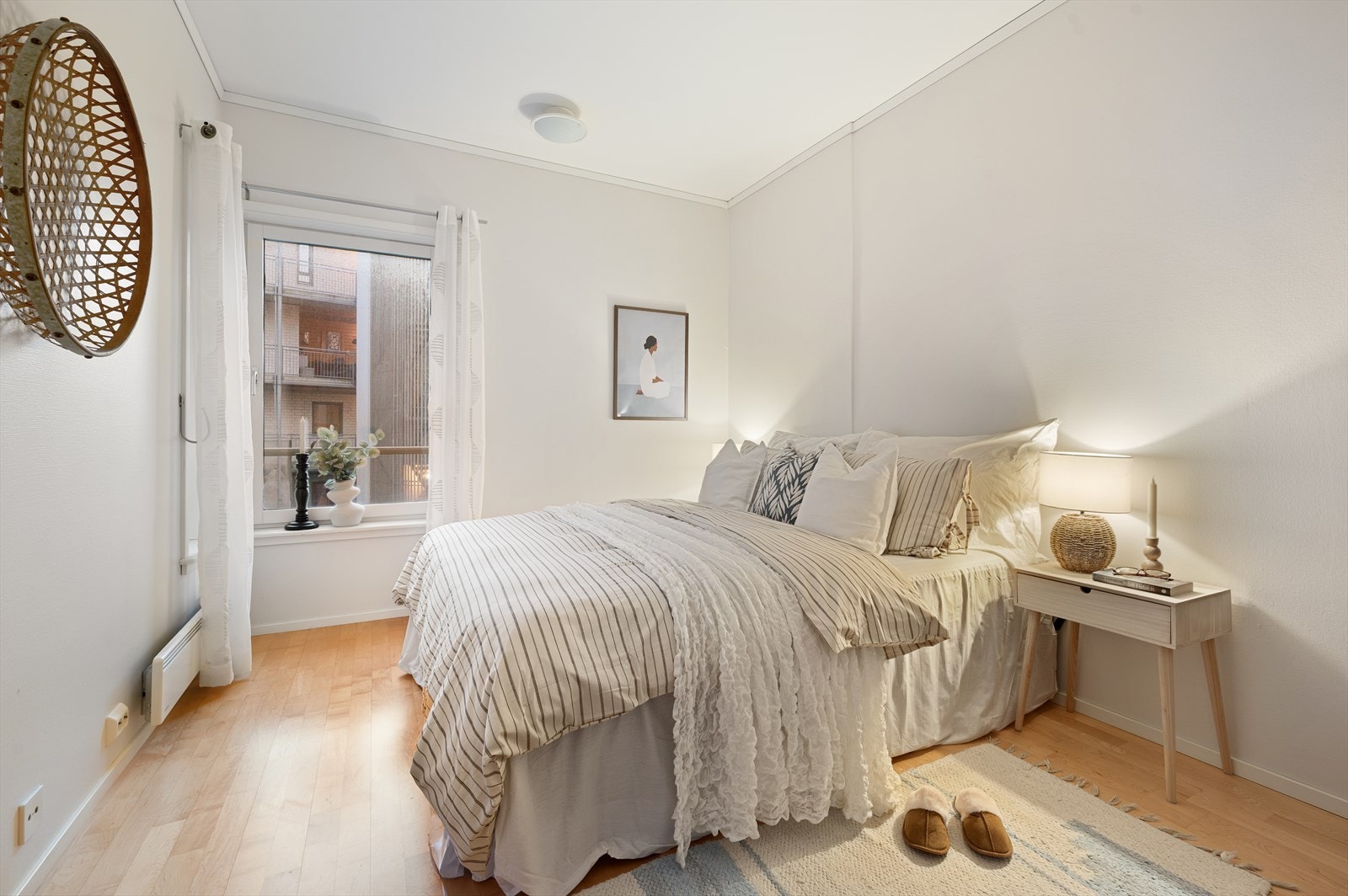 Romslig soverom på 11,2m² med god plass til ønsket sengestørrelse, samt rikelig med naturlig lysinnslipp fra de store vindusflatene. Galleribilde