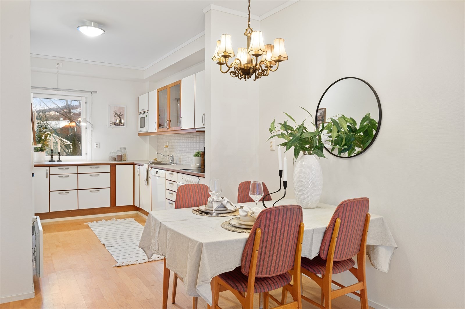 God plass til ønsket spisegruppe ved kjøkkenet Galleribilde