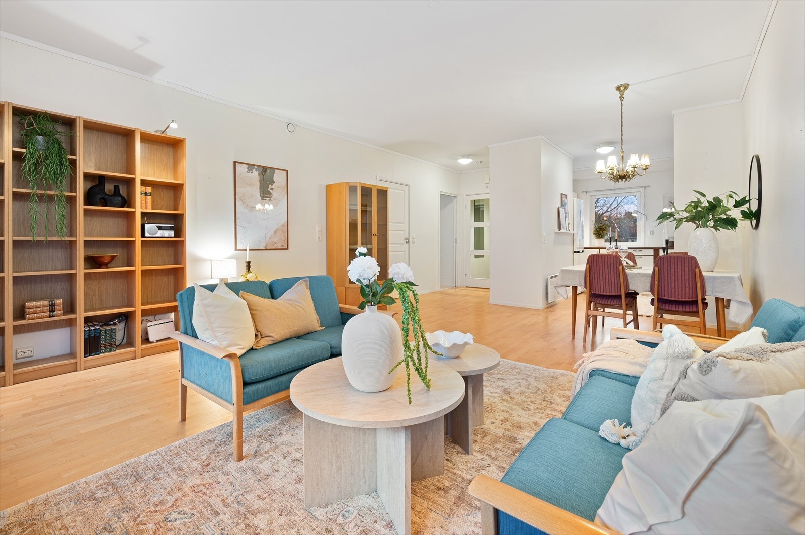 Leiligheten har en praktisk stue på 32m² med plass til flere sittegrupper Galleribilde