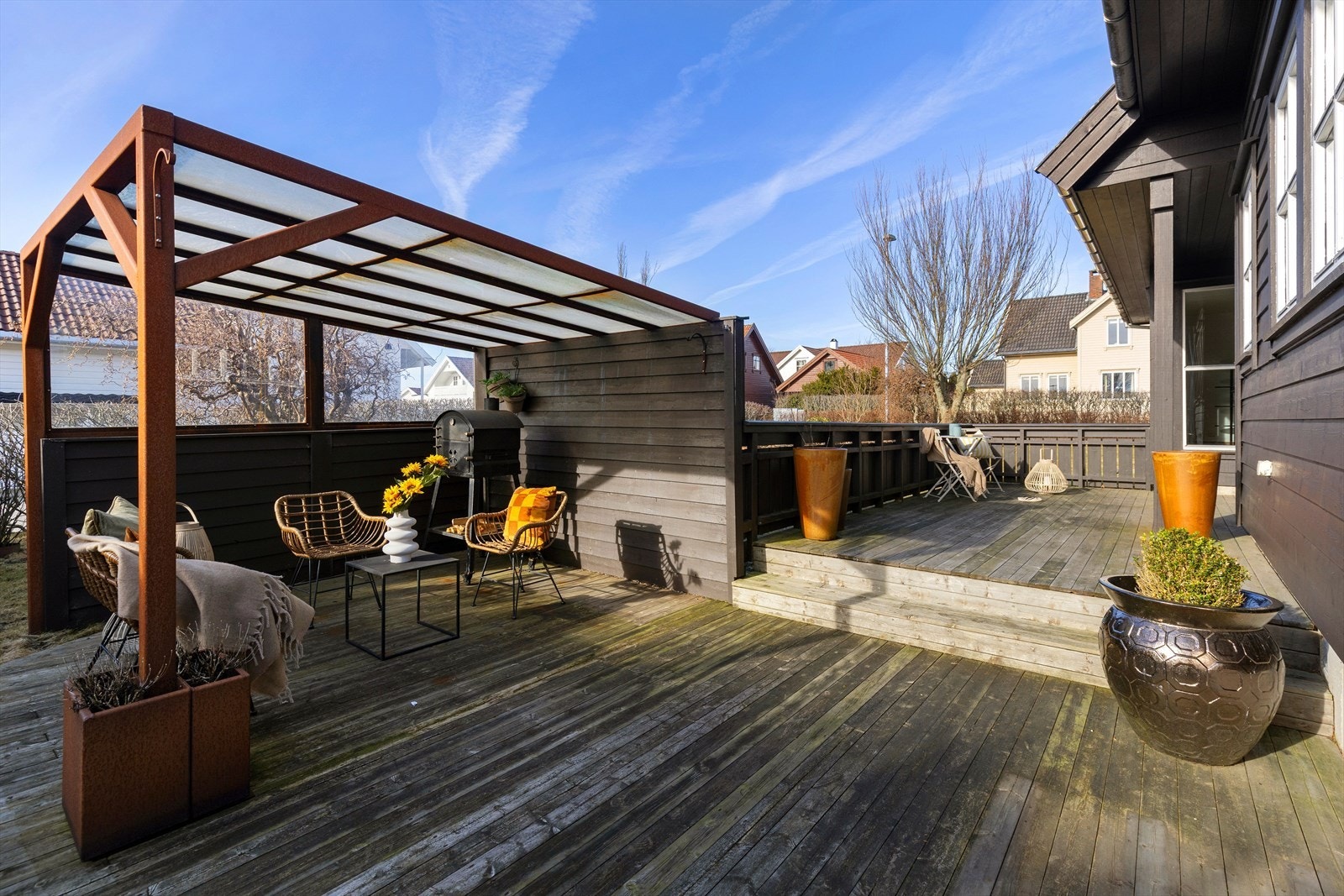 Kjekk pergola med tak. Merk deg også de lekre cortenstål detaljene som er gjennomgående på uteområdet. Galleribilde