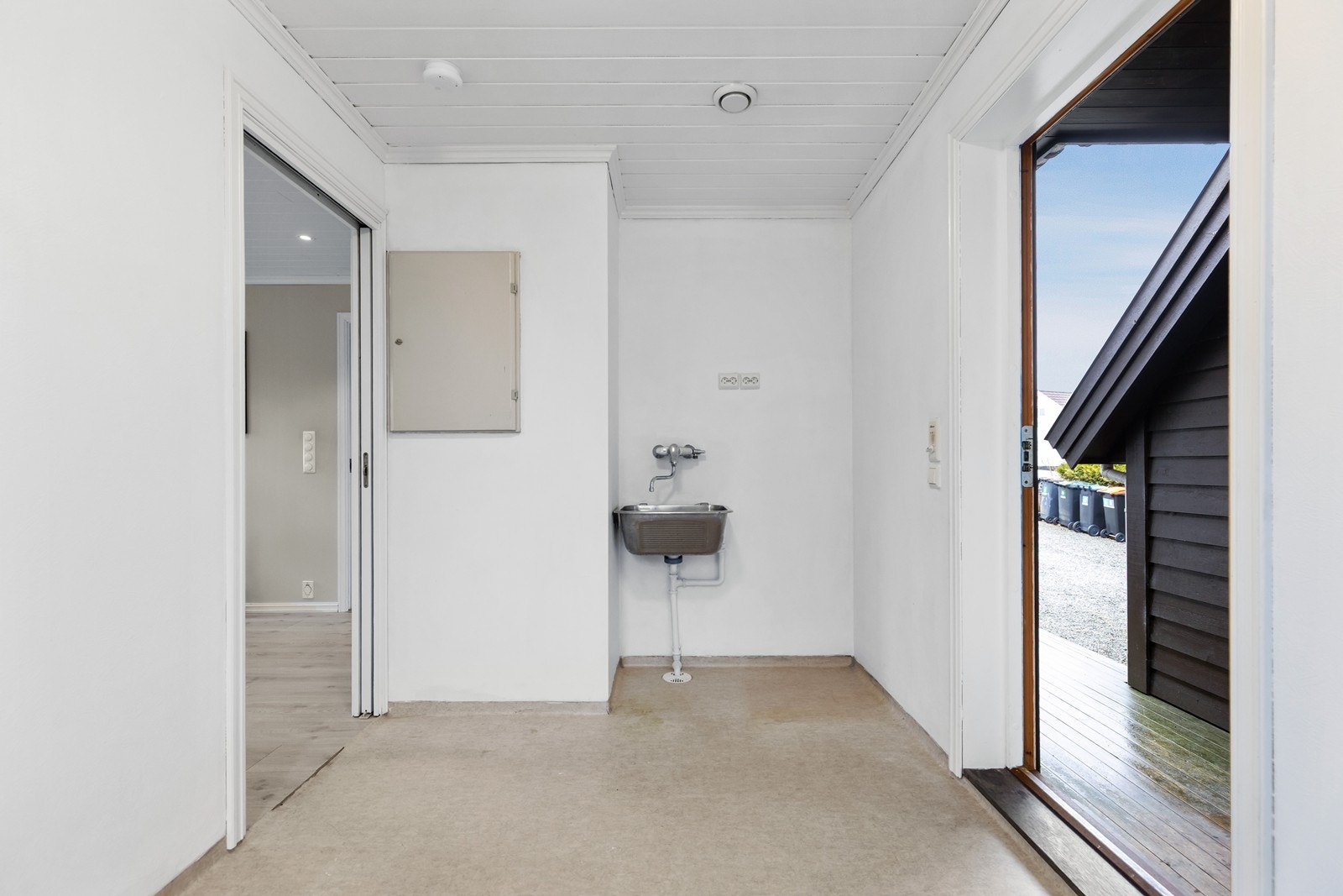 Biinngang med utslagsvask. Skyvedør inn til kjøkkenet. Galleribilde