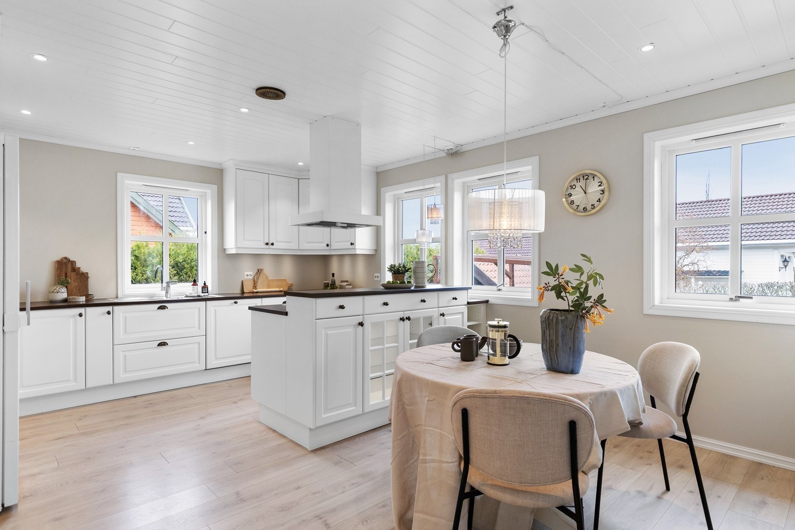 Integrert platetopp, oppvaskmaskin og komfyr. Galleribilde