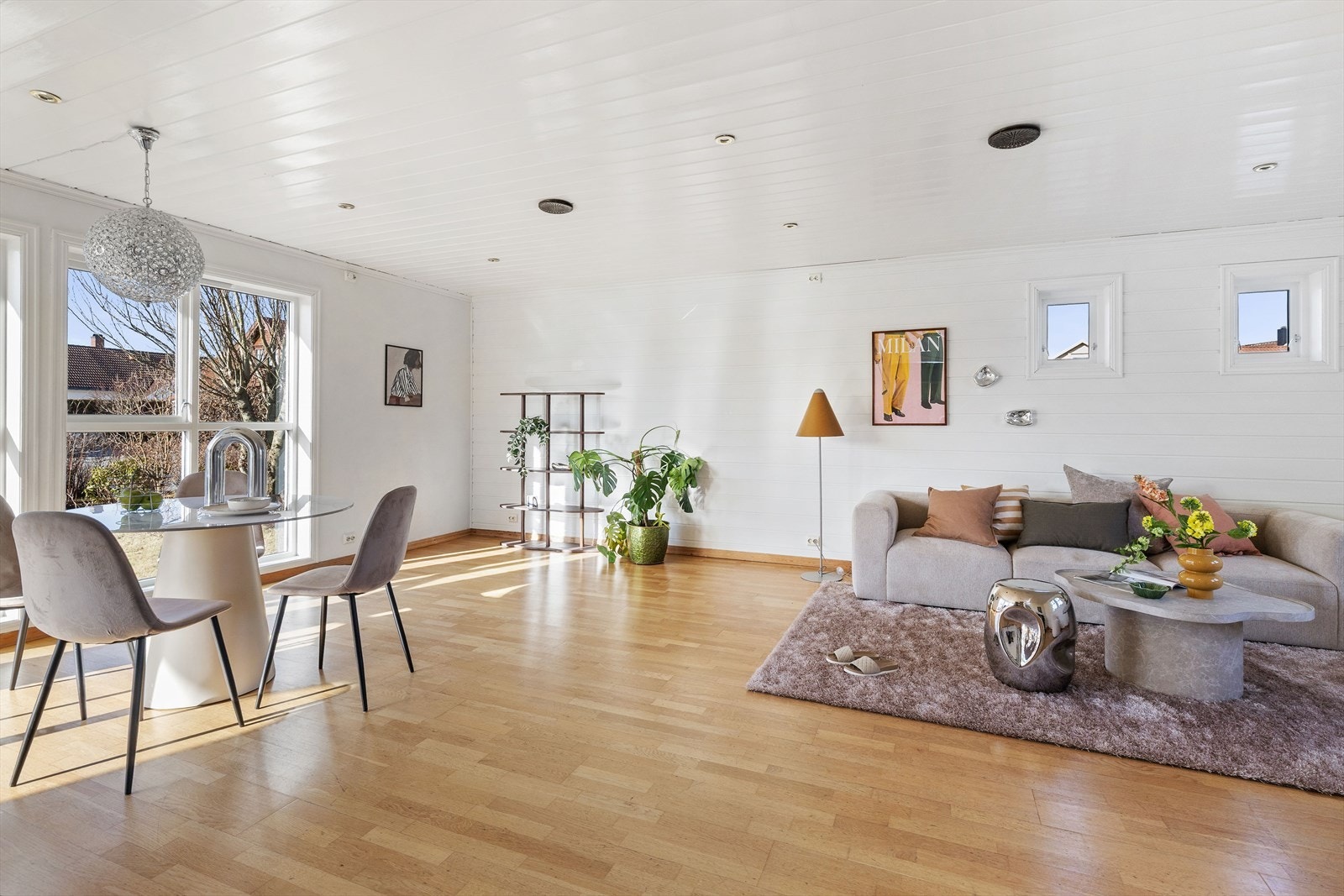 Gjennomgående med spotter i tak. Galleribilde