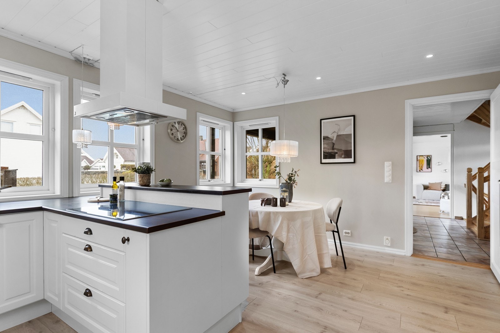 Kjøkken/allrom ble modernisert for ca 10 år siden. Galleribilde