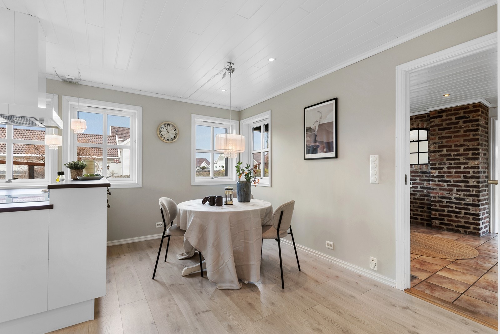 Lune farger på gulv og vegg, samt spotter i tak. Galleribilde