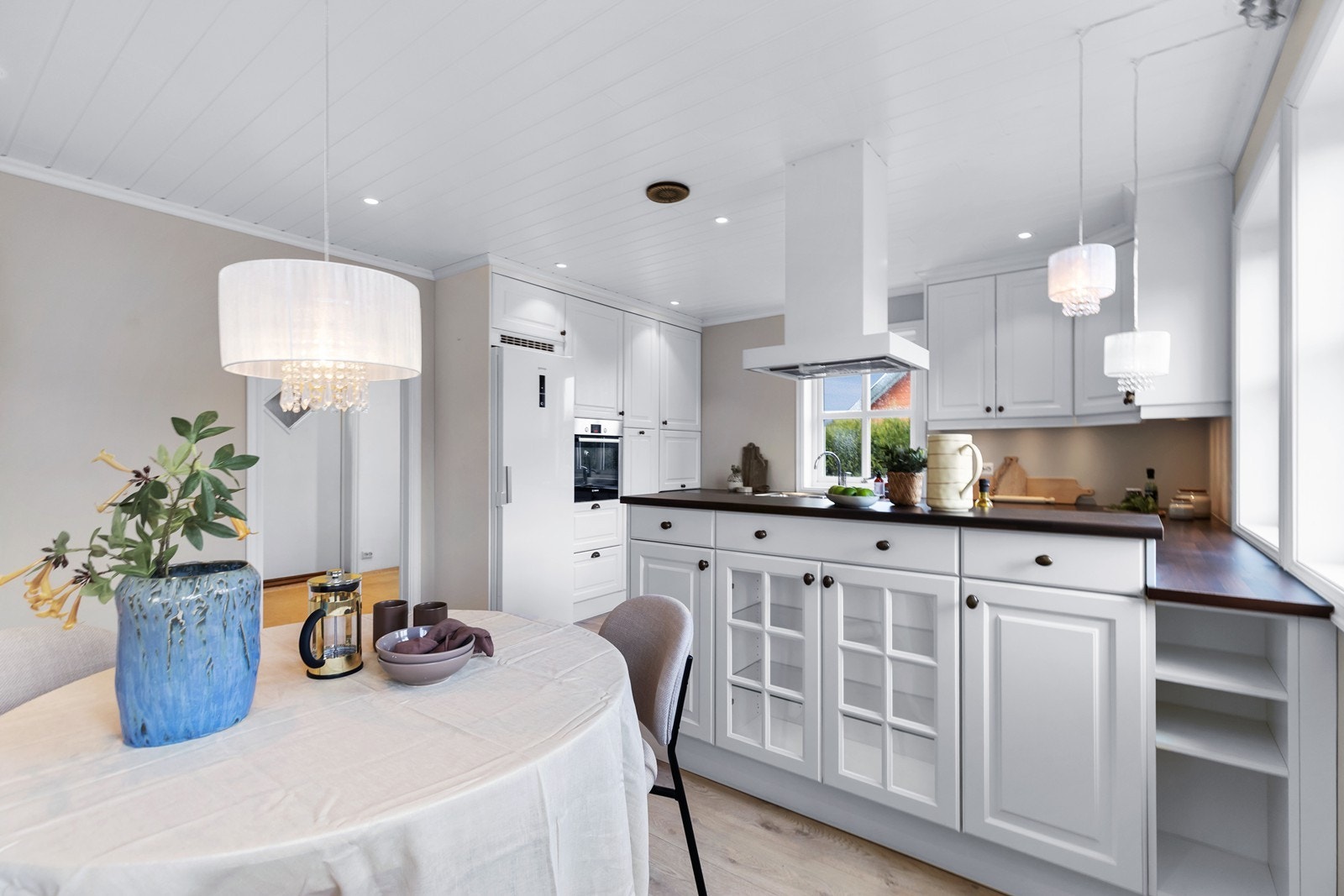 I tilknytning til kjøkkenet ligger vaskerommet/biinngangen. Perfekt når handleposene skal inn på kjøkken. Galleribilde