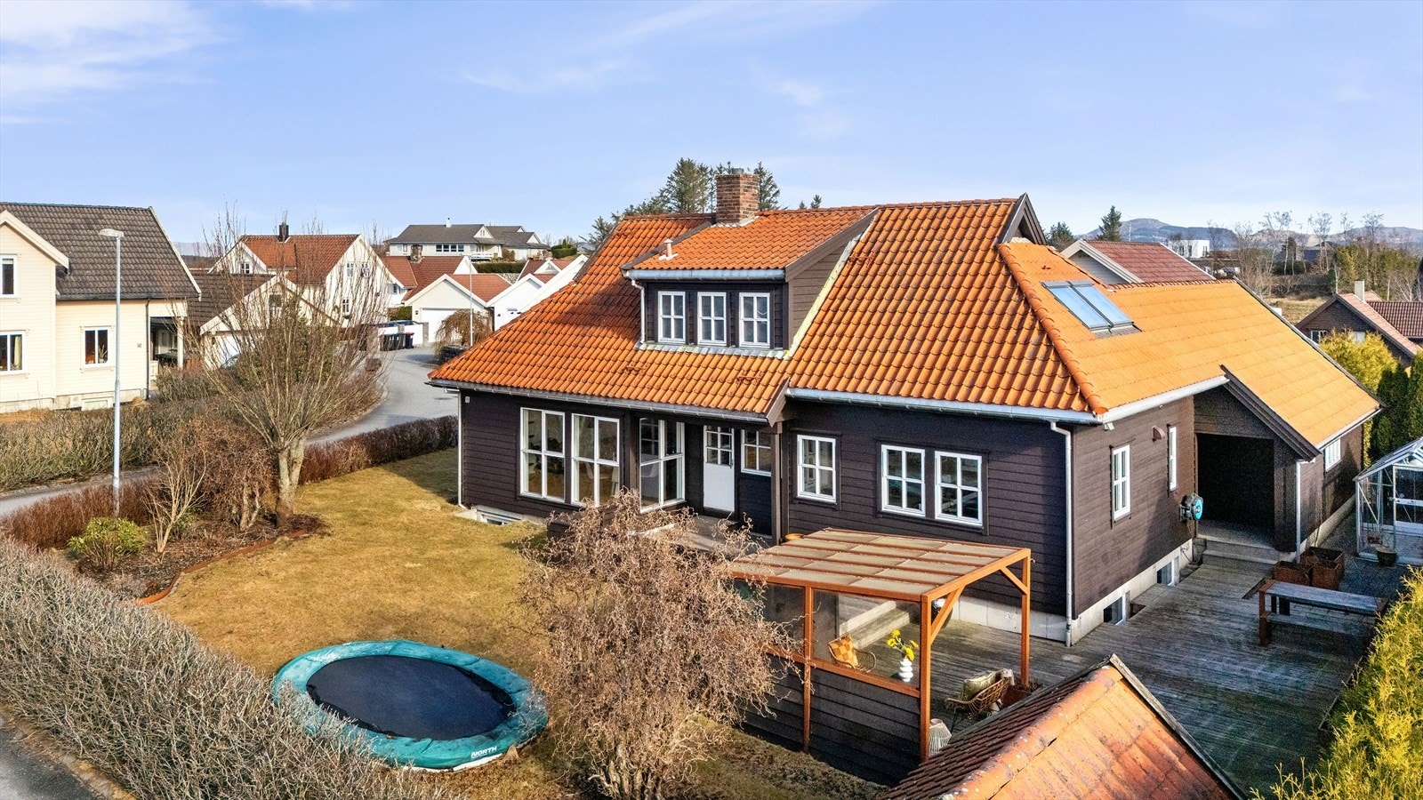 Tomten er godt utnyttet med flere soner i hagen. Galleribilde