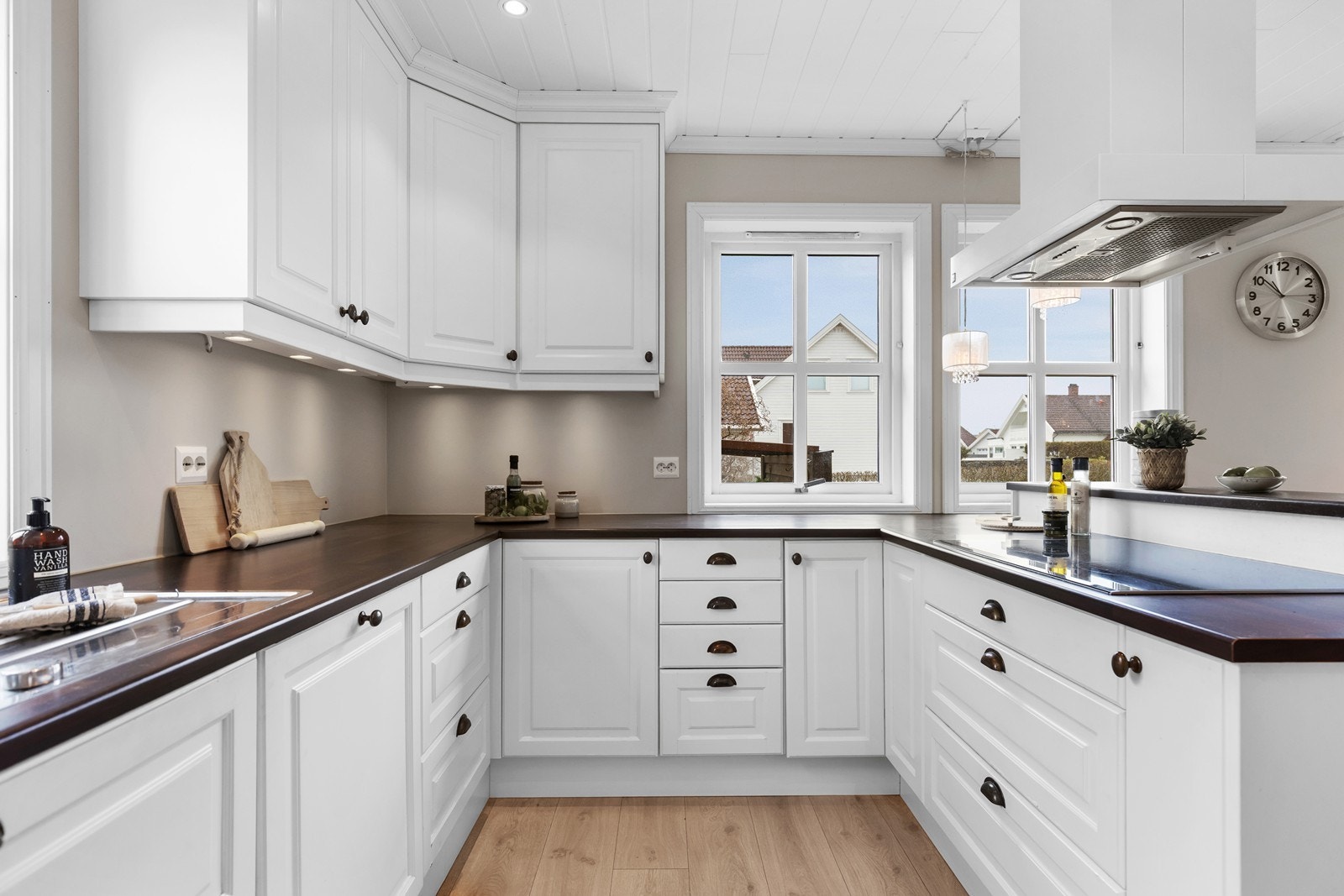 Skap til tak og belysninger under skapene. Galleribilde