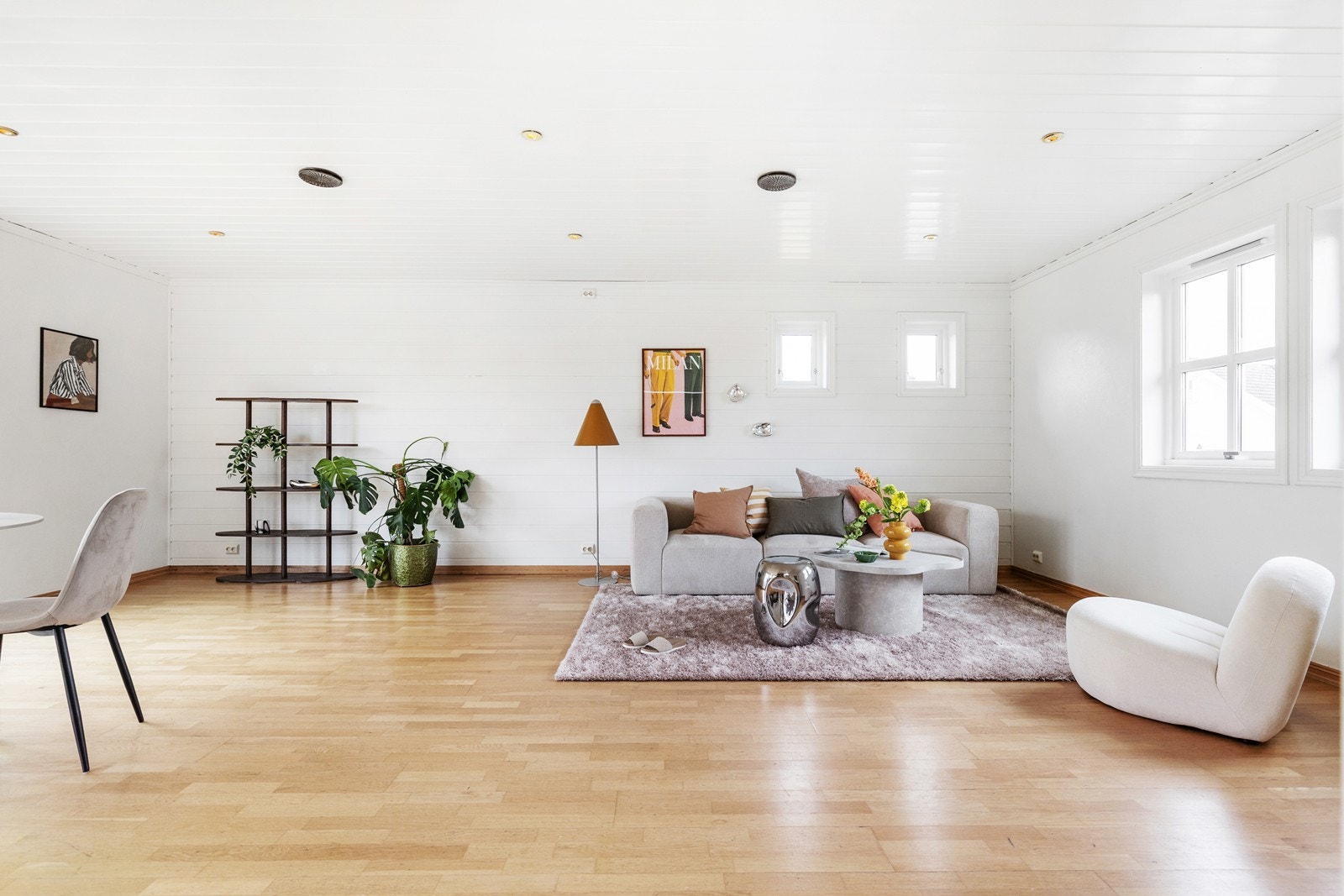 Stuen har bra størrelse, hvor det er plass til flere sittegrupper. Galleribilde