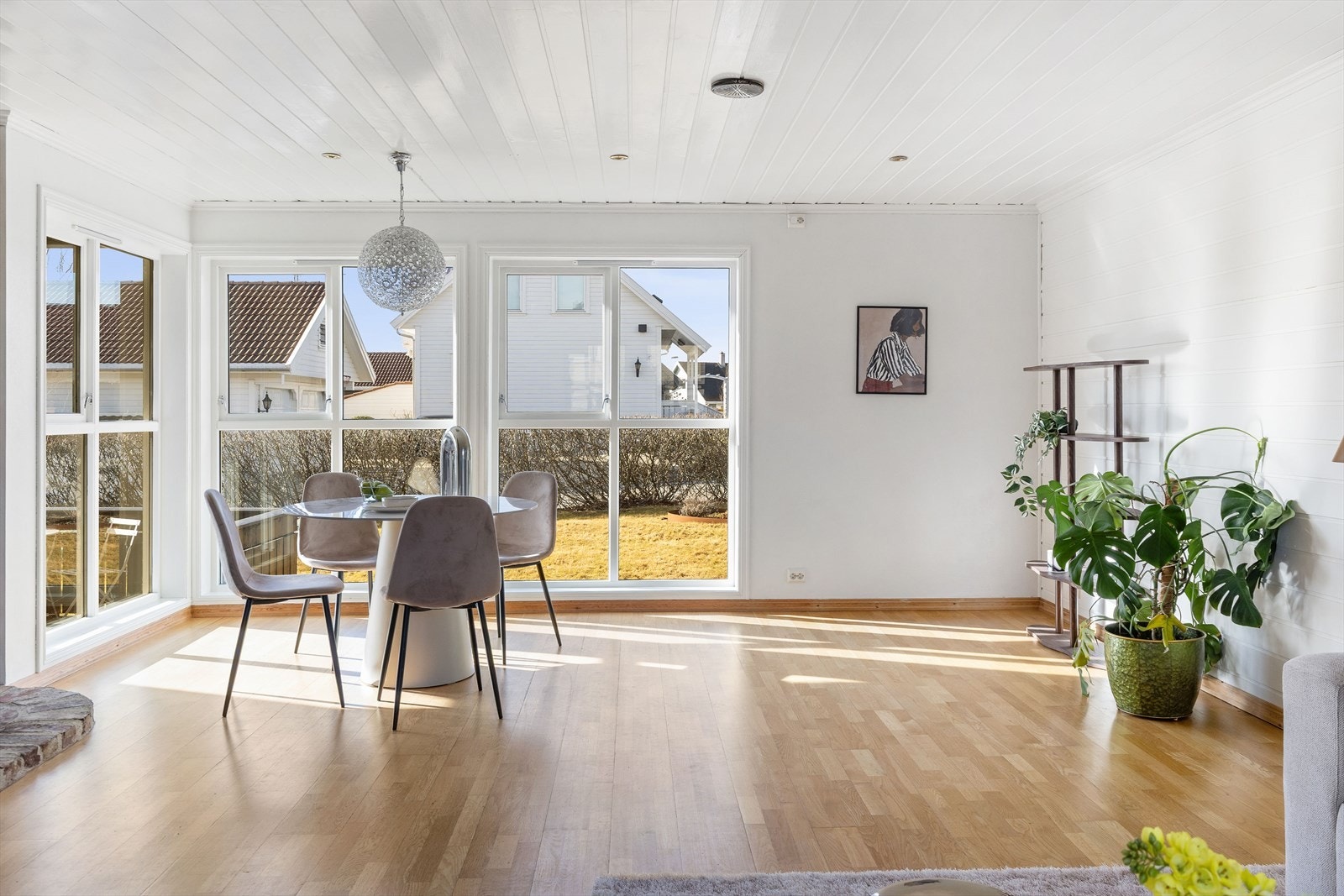 Lys og innbydende stue med store vindusflater som går helt ned til gulvet. Galleribilde