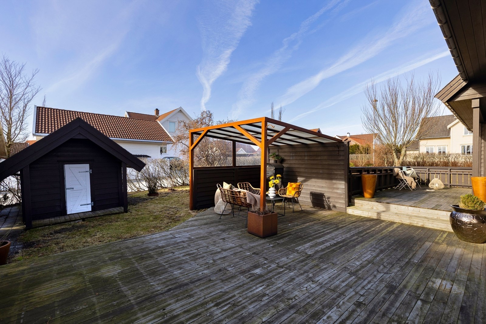 På tomten får man lekehytte, nedfelt trampoline, pergola og drivhus. Galleribilde