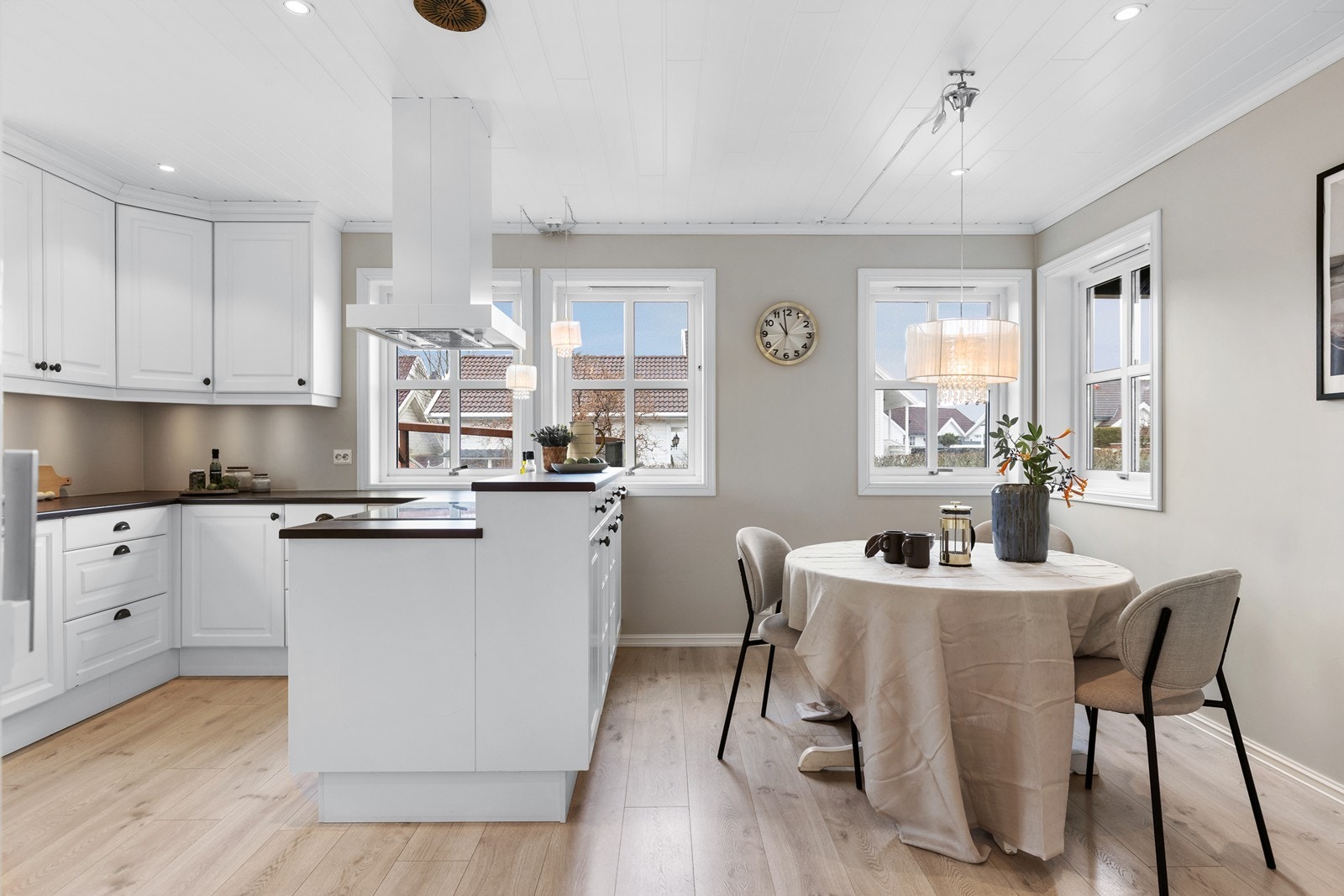 I hverdagen er det perfekt med eget spisebord på kjøkkenet. Galleribilde