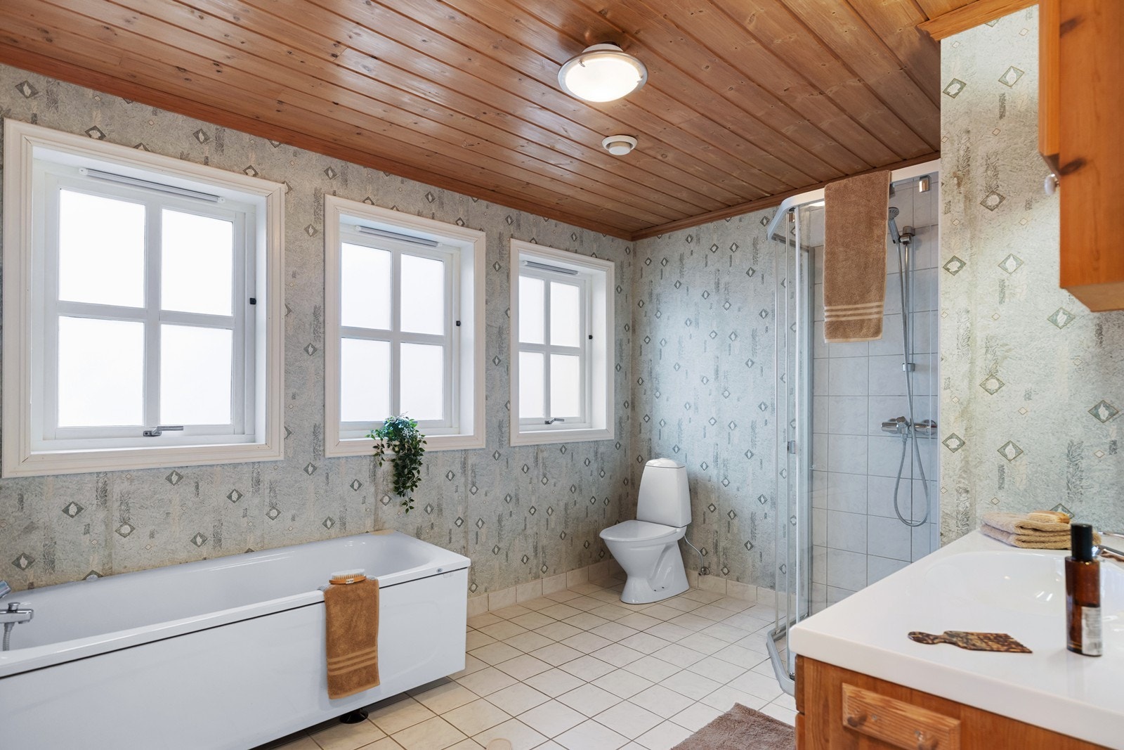 Badet i samme etasje er romslig med både dusj, badekar, toalett og innredning. Galleribilde