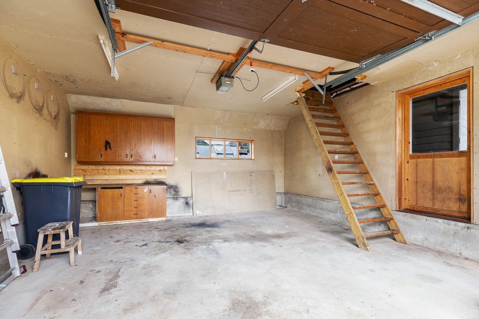 Garasjen er på ca 35 kvm med lagringsloft. Galleribilde