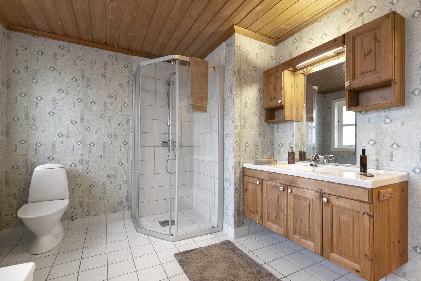 Fliser på gulv og i dusjsonen. Våtromstapet på vegg. Galleribilde