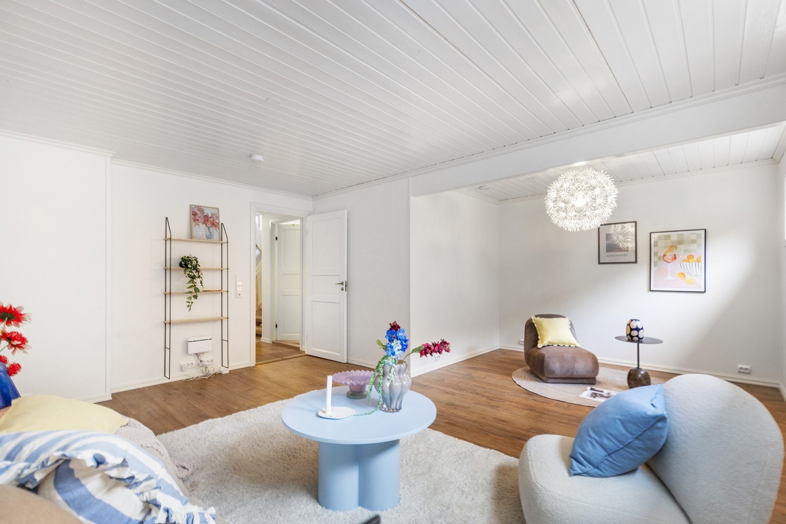 Kjelleren inneholder et stort trapperom/gang, bad, kjellerstue, bod og 2 soverom (ikke godkjent). Galleribilde