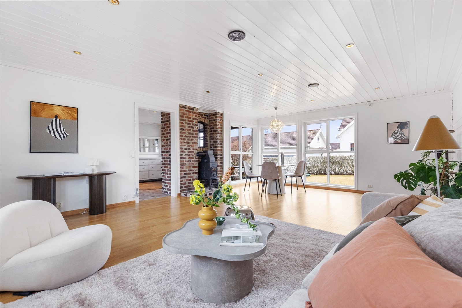 Klassisk enebolig med hage og garasje bygget i 1997. Kjelleren ble innredet i 2016. Galleribilde