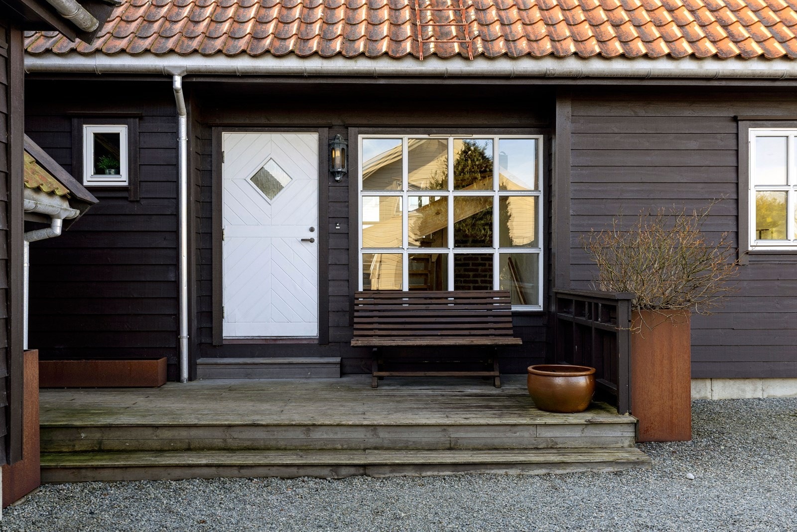 Eneboligen har to innganger. Hovedinngang og biinngang, noe som de fleste av oss setter pris på i hverdagen. Galleribilde