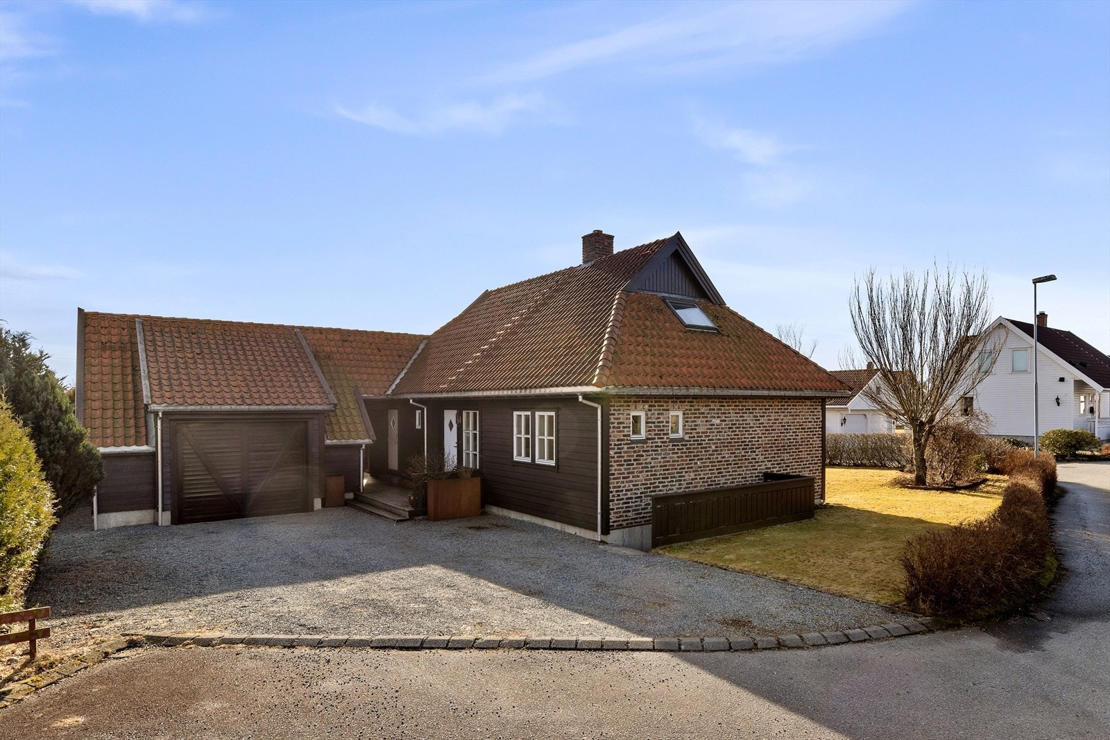 Dobbel garasje og gårdsrom med plass til flere biler. Galleribilde