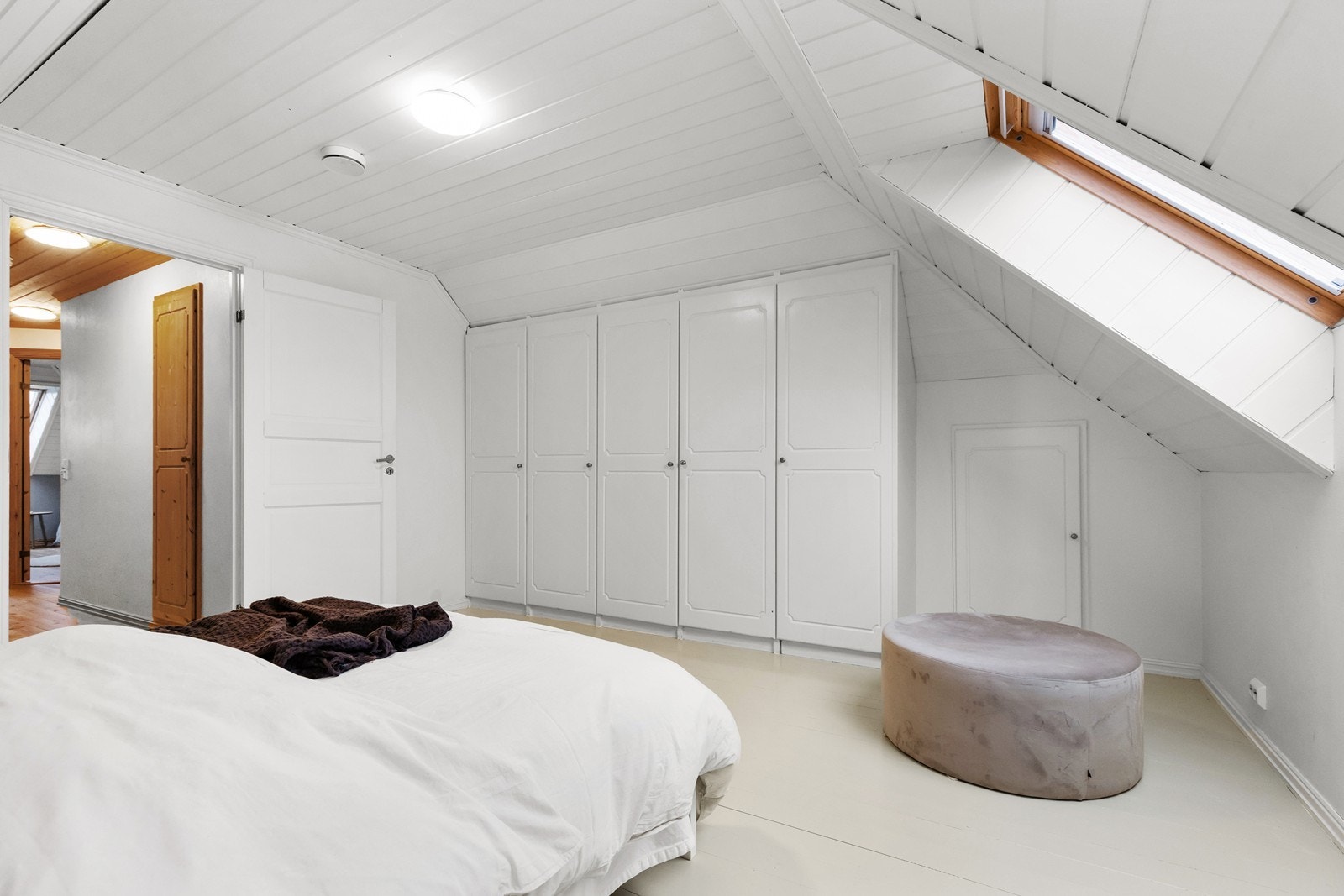 Store deler av overflatene er nylig lysmalt. Galleribilde