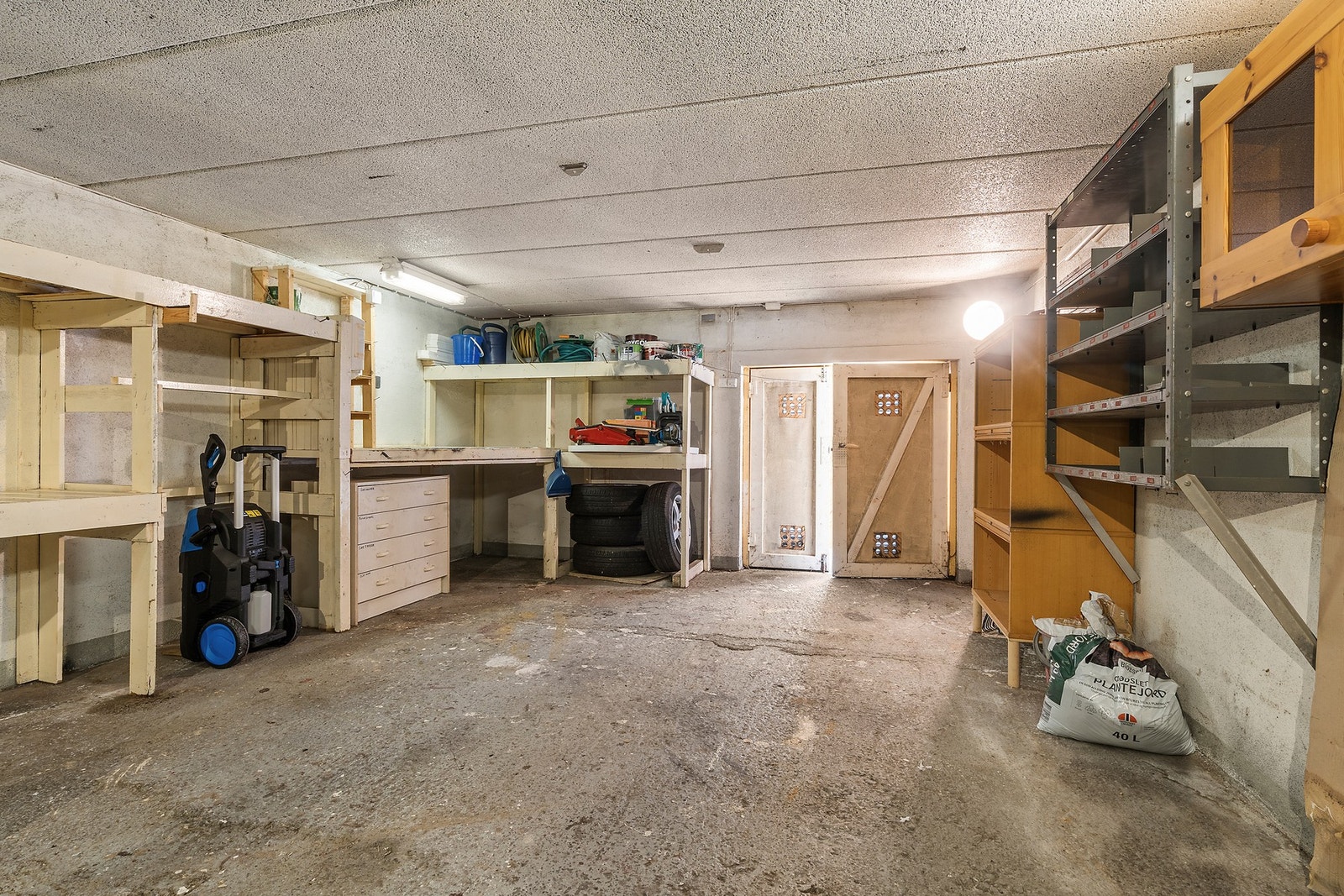 Dette arealet gir fleksible muligheter for hobbyvirksomhet eller lagring av sesongutstyr. Galleribilde