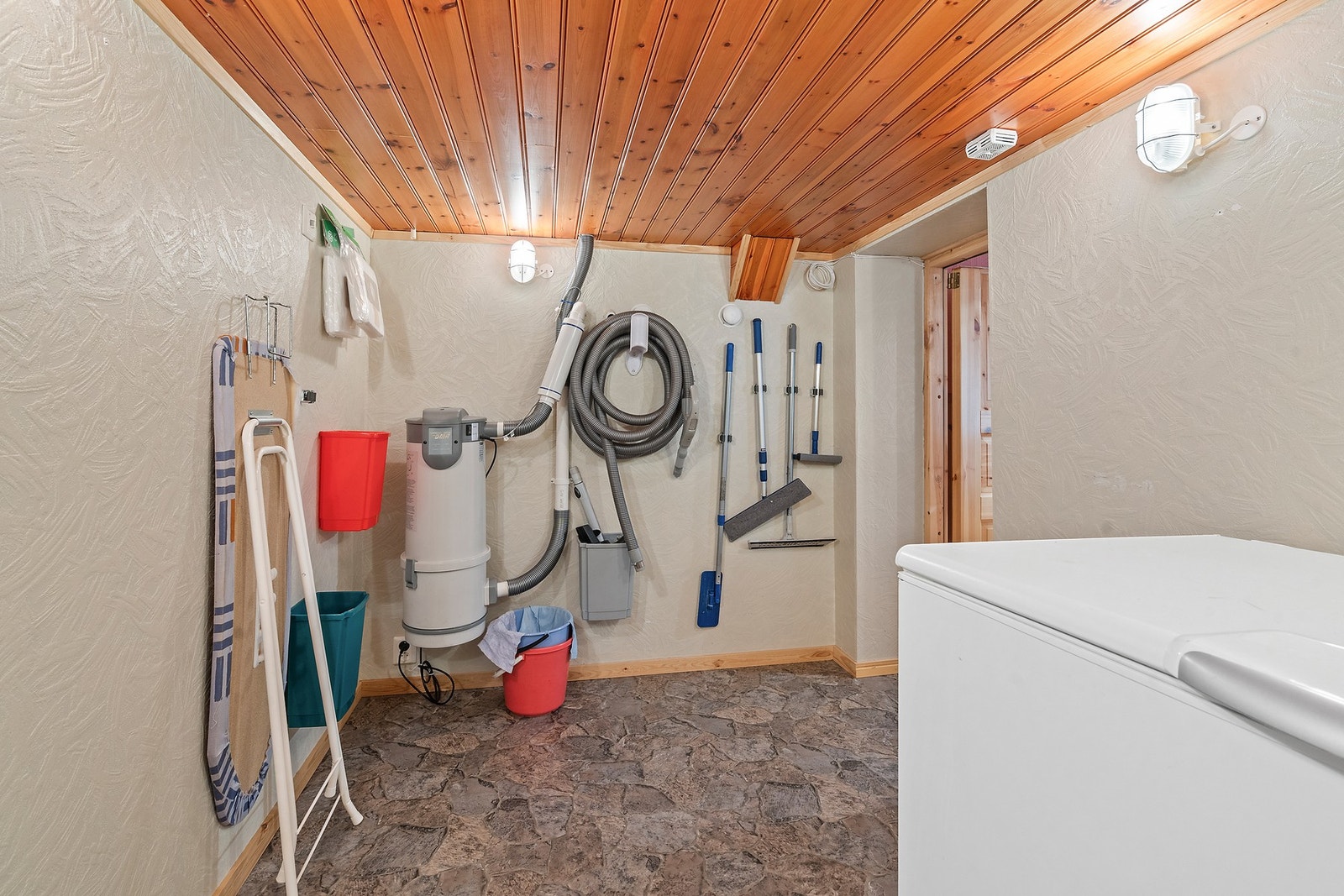 Sentralstøvsuger fra 2007 er installert, med uttak i flere rom. Galleribilde