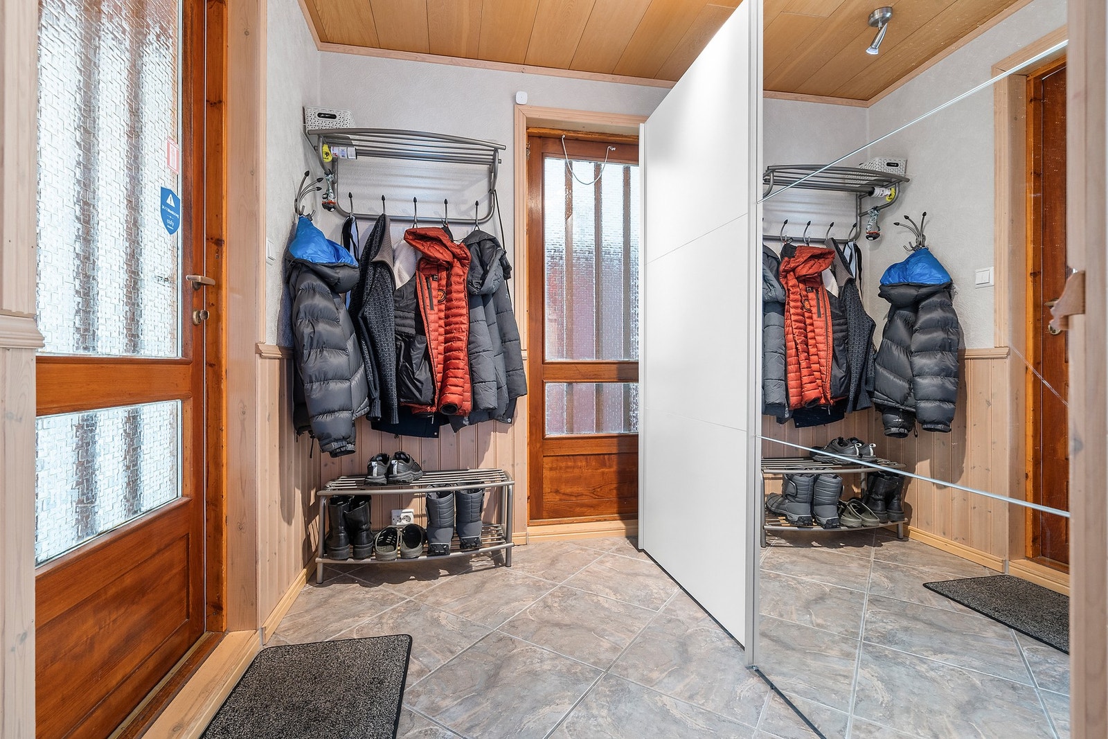 Inngangspartiet ble bygget ut i 2007 og har en praktisk løsning med flislagt gulv. Galleribilde