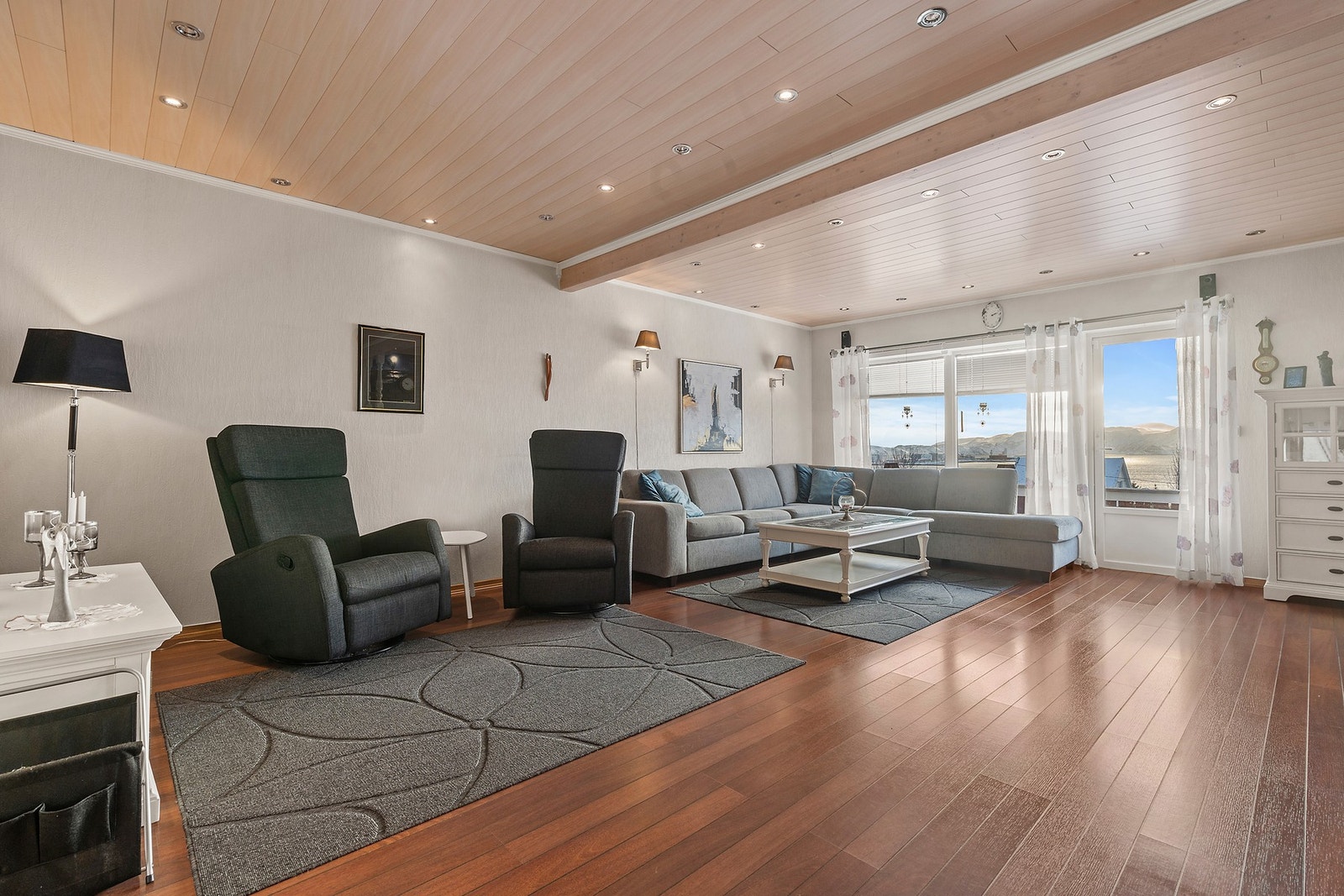 Stuen er romslig og har plass til en stor sittegruppe. To nye stuevinduer ble installert i 2020. Galleribilde