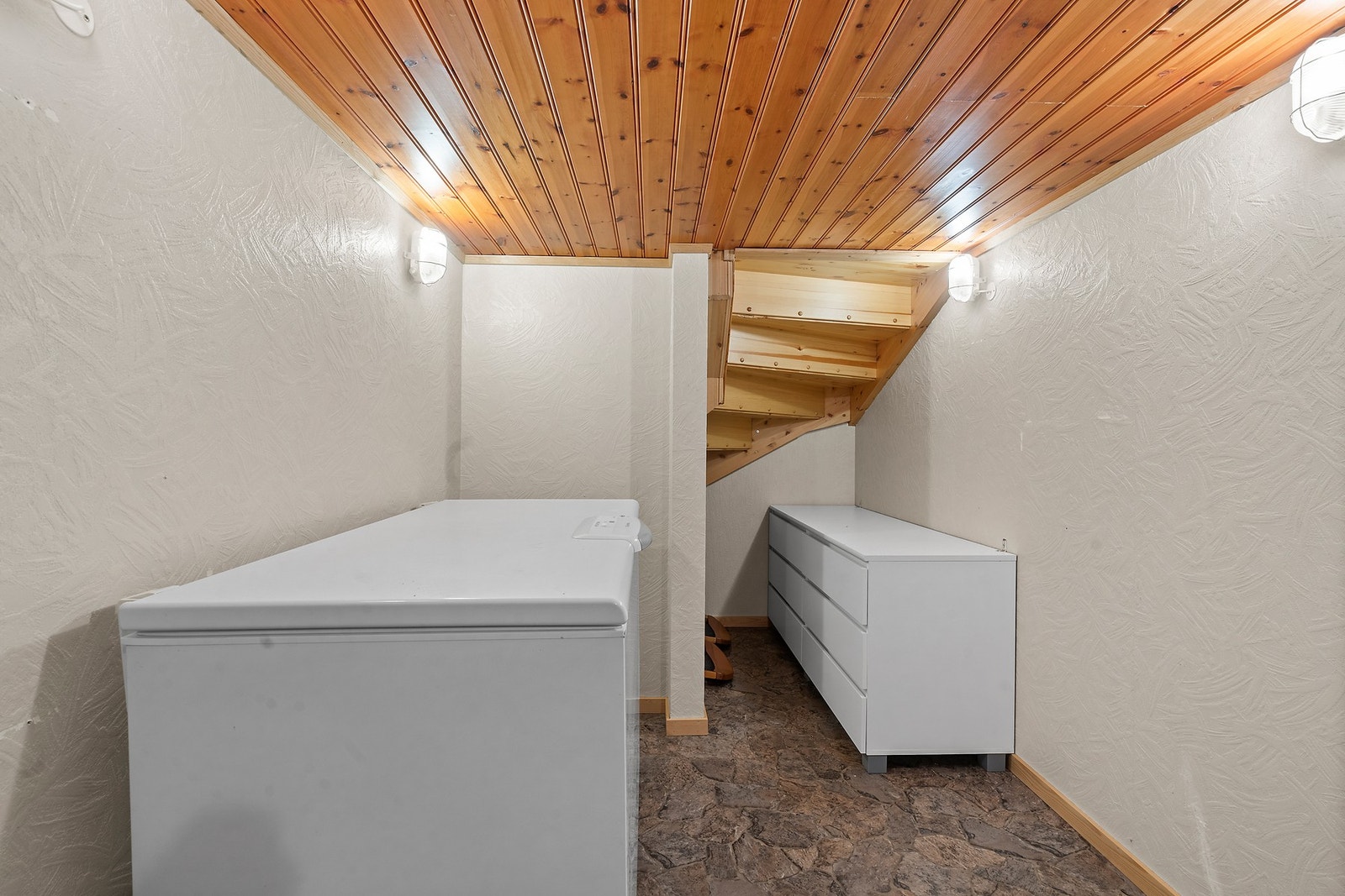 Boligen har flere boder som gir rikelig med lagringsplass. Galleribilde