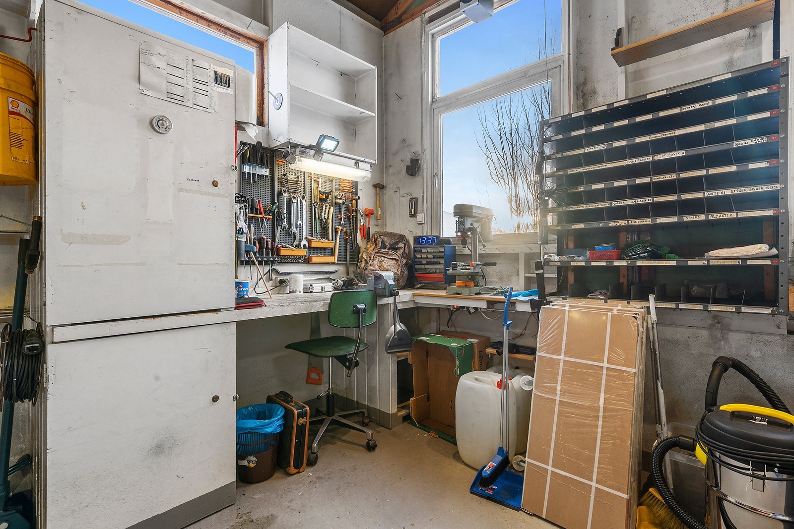 Her er det rikelig med plass for en praktisk arbeidsbenk og oppbevaring av verktøy. Galleribilde