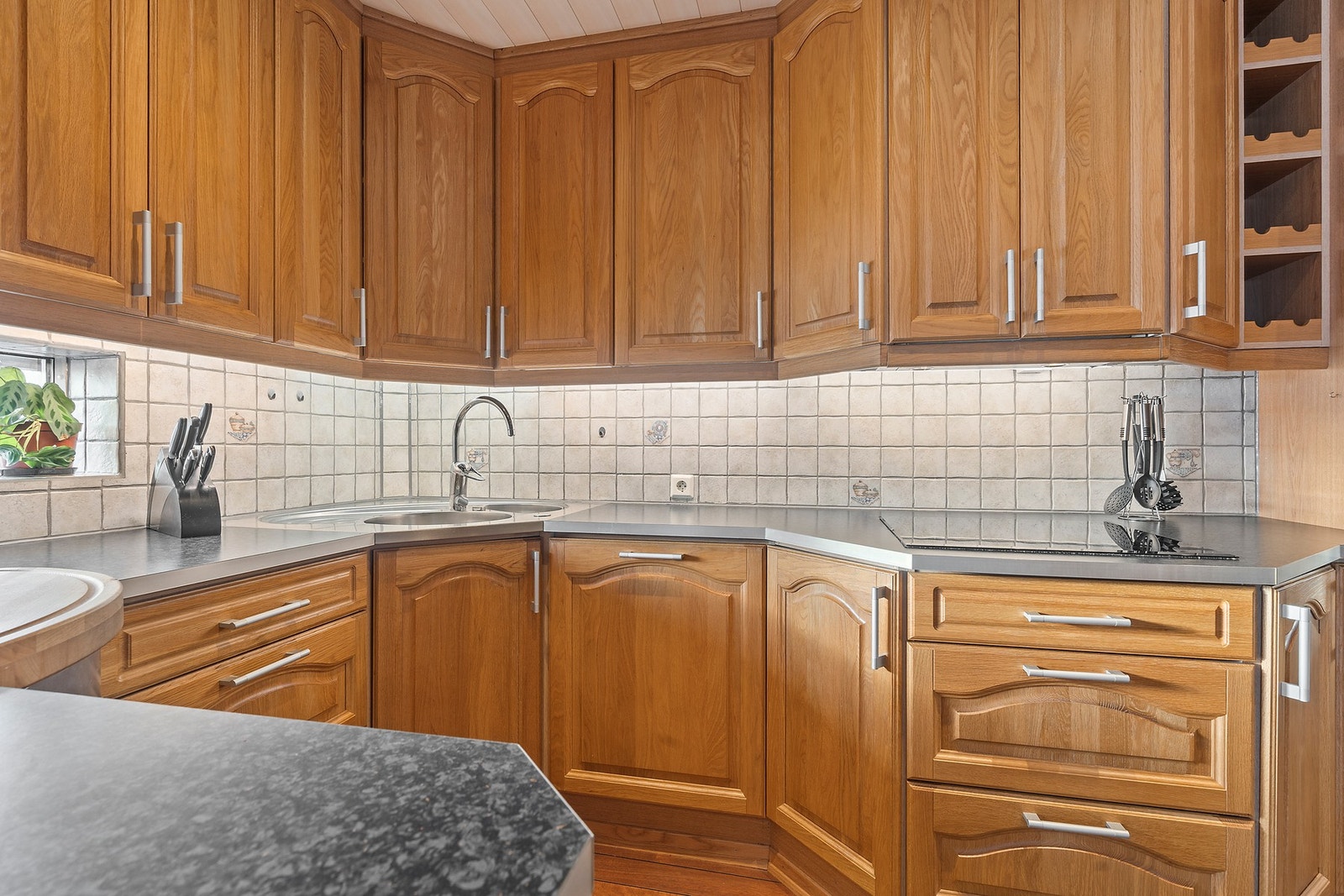 Innredningen har benkeplate i laminat og godt med skap- og benkeplass. Galleribilde