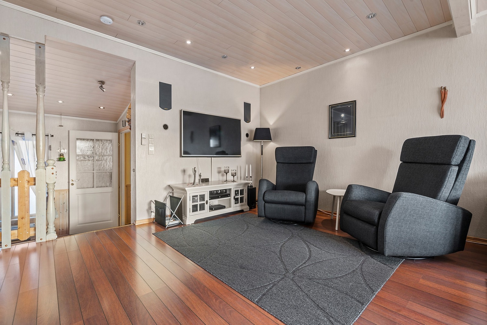 En egen krok i stuen gir rom for en adskilt TV-avdeling eller lesehjørne. Galleribilde