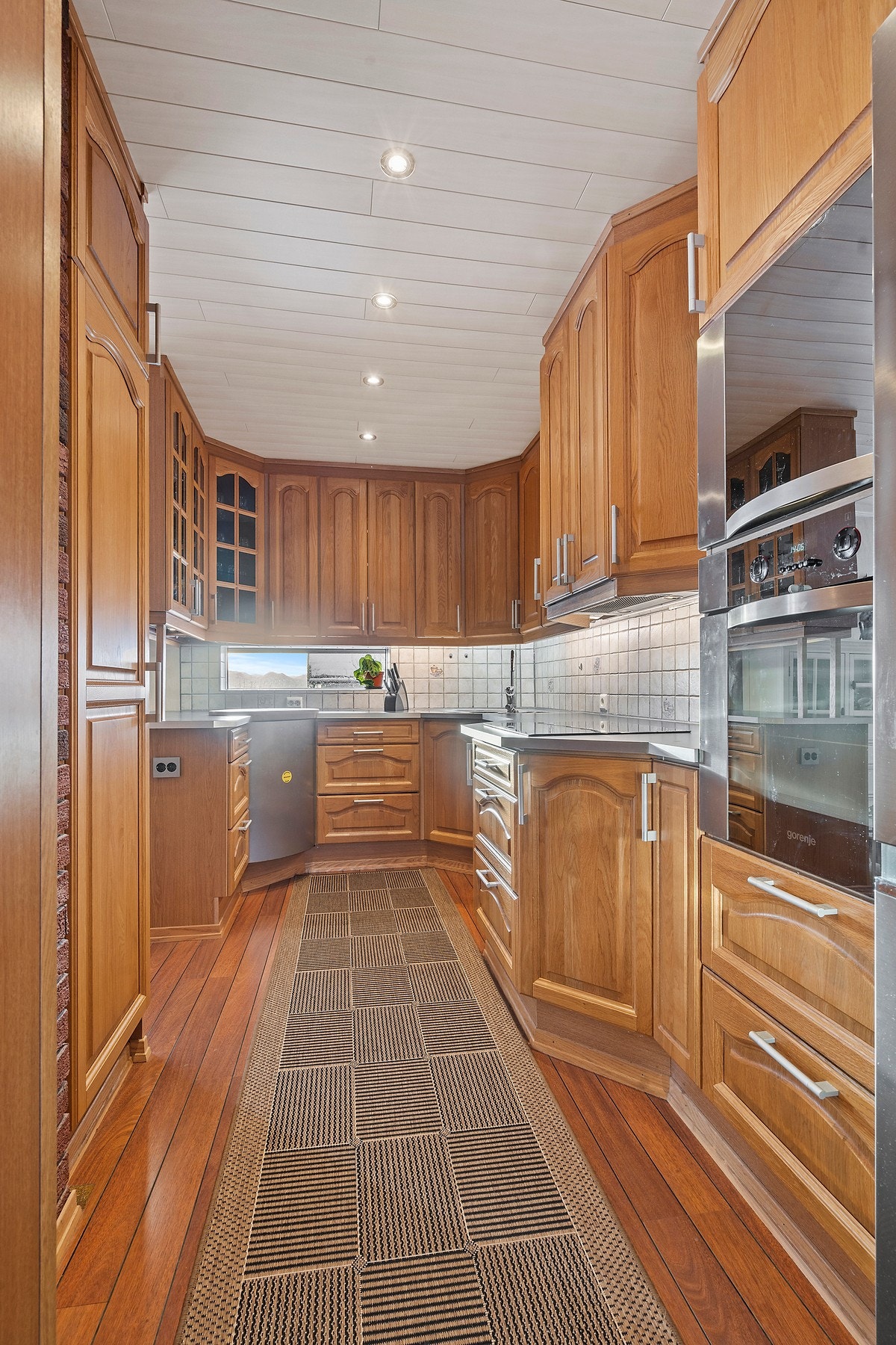 Kjøkkenet, fornyet i 2007, har en funksjonell utforming med profilerte fronter i tre. Galleribilde