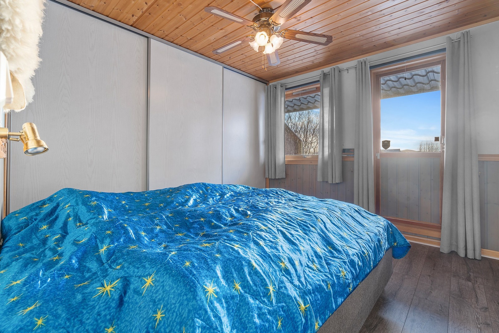 Det ene soverommet i underetasjen har plass til dobbeltseng og garderobeløsning. Galleribilde