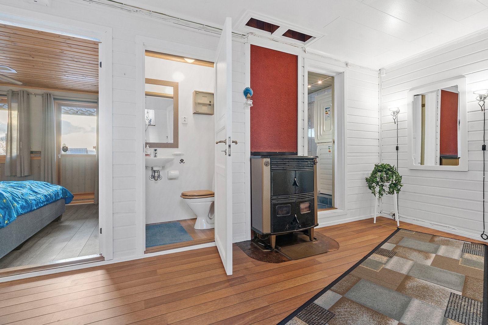 Fra hallen er det tilgang til et praktisk toalettrom og et av soverommene. Galleribilde