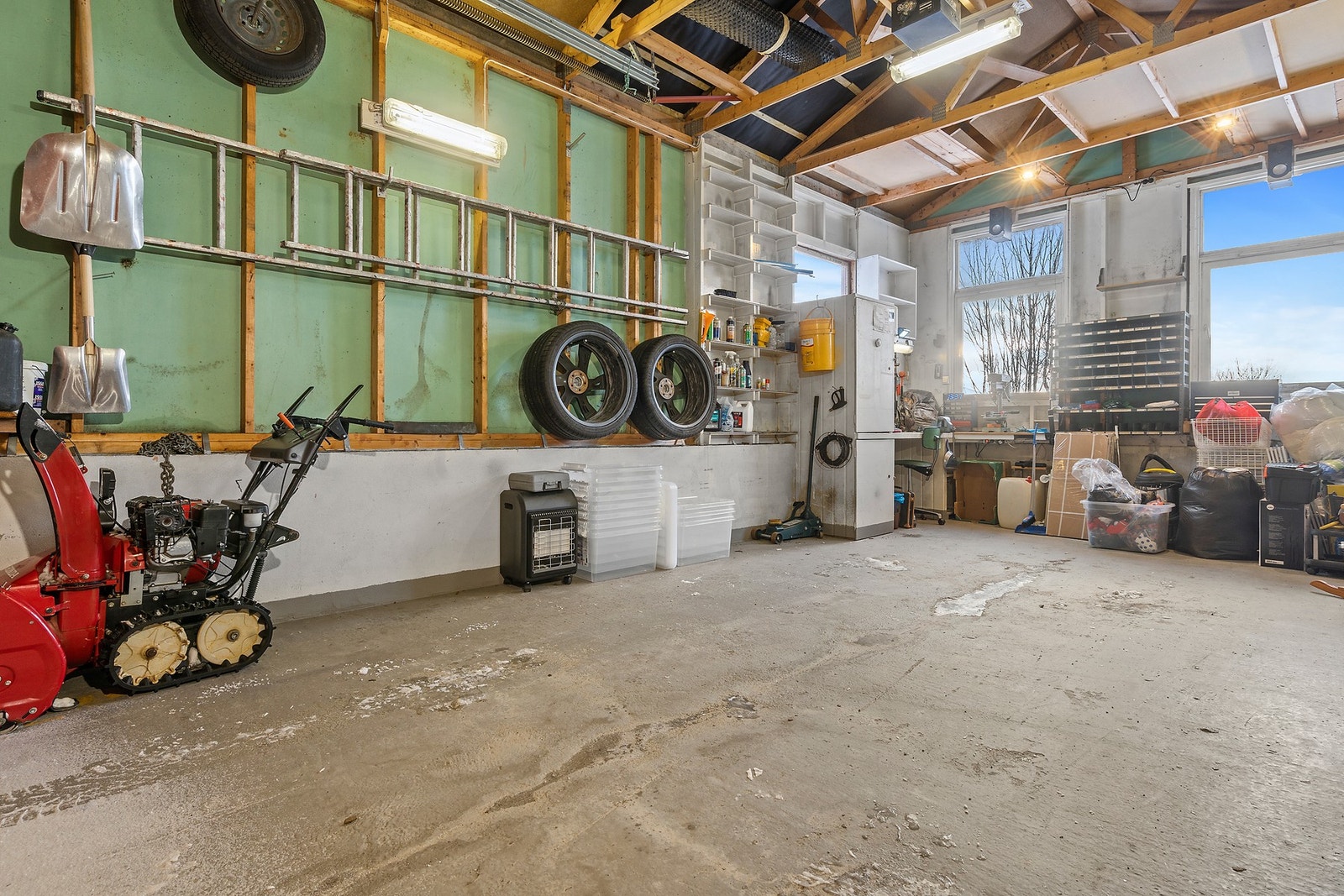 Den frittliggende Hamco-garasjen på 32 m² gir god plass til bil og verksted. Galleribilde