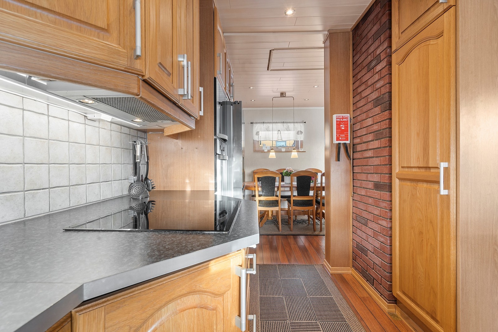 Kjøkkenet er utstyrt med platetopp, stekeovn og en kjøkkenventilator med avtrekk ut. Galleribilde