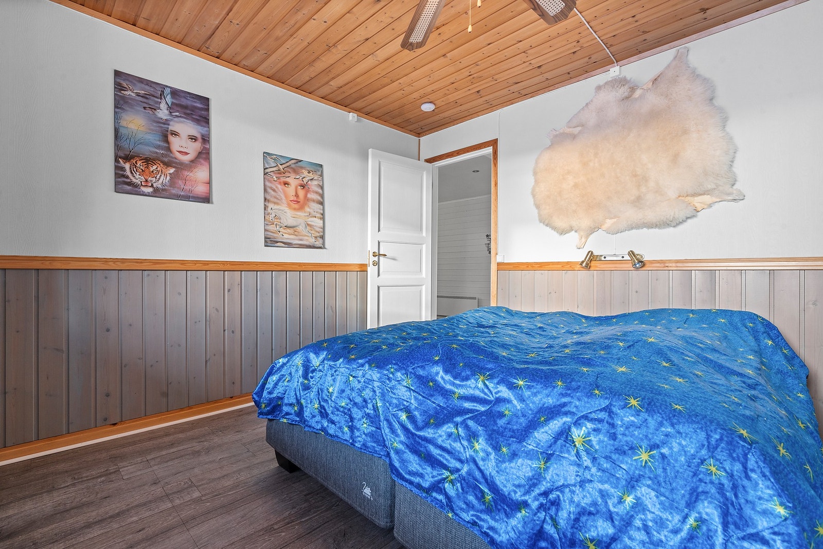 Rommet har panel i taket og en kombinasjon av malte flater og panel på veggene. Galleribilde