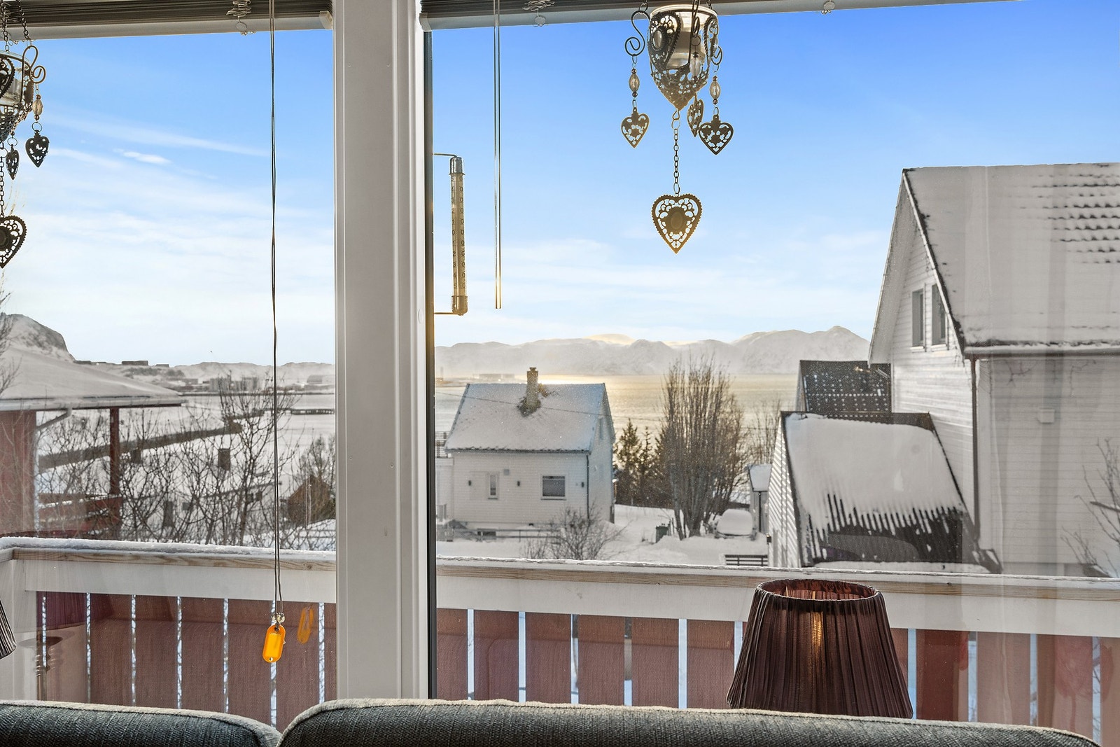 Fra stuevinduene er det åpen utsikt over nærområdet. Galleribilde