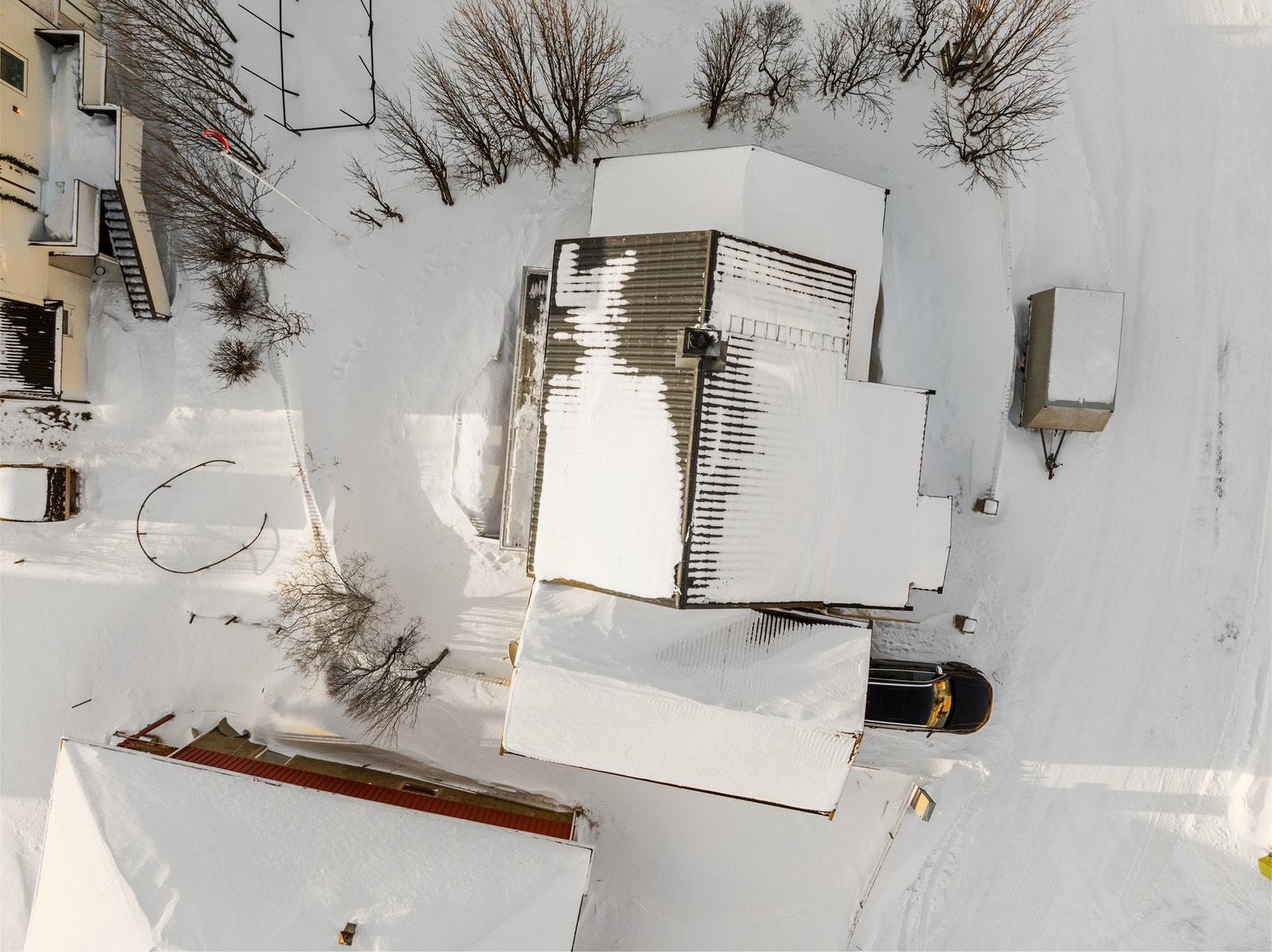 Eiendommen har en lett skrående tomt som er opparbeidet med plen og brosteinsbelagte gangveier. Galleribilde