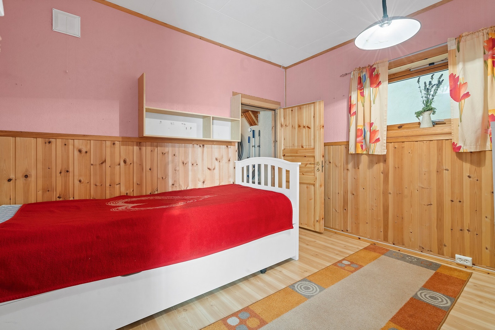 Det andre soverommet i etasjen egner seg godt som barnerom, gjesterom eller kontor. Galleribilde