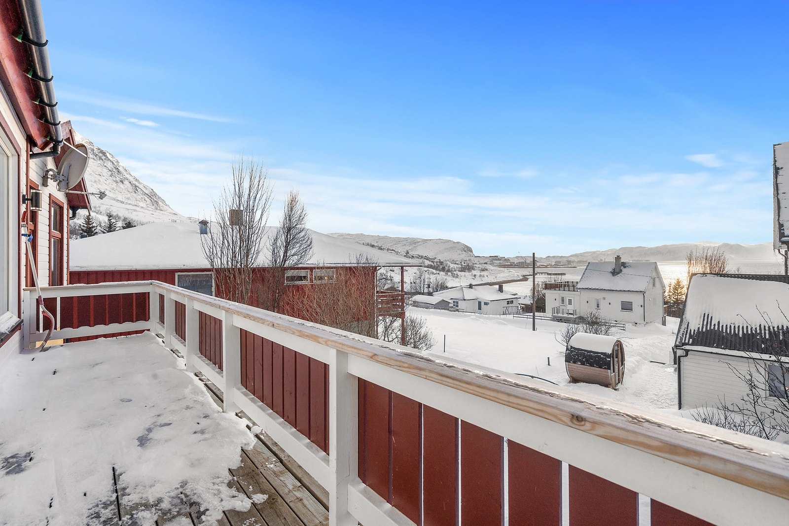 Fra stuen er det utgang til en balkong på 9 m², som ble oppgradert i 2020. Galleribilde