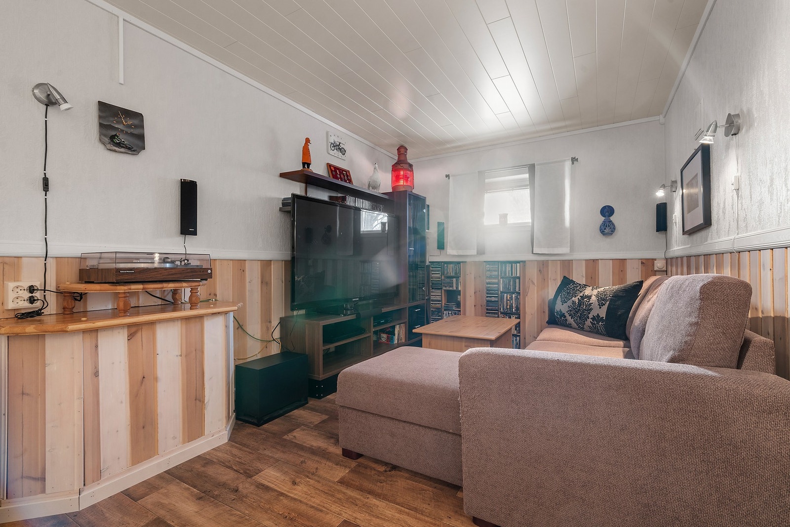 Kjellerstuen gir ekstra spillerom og fungerer godt som en egen TV-stue eller lekerom. Galleribilde