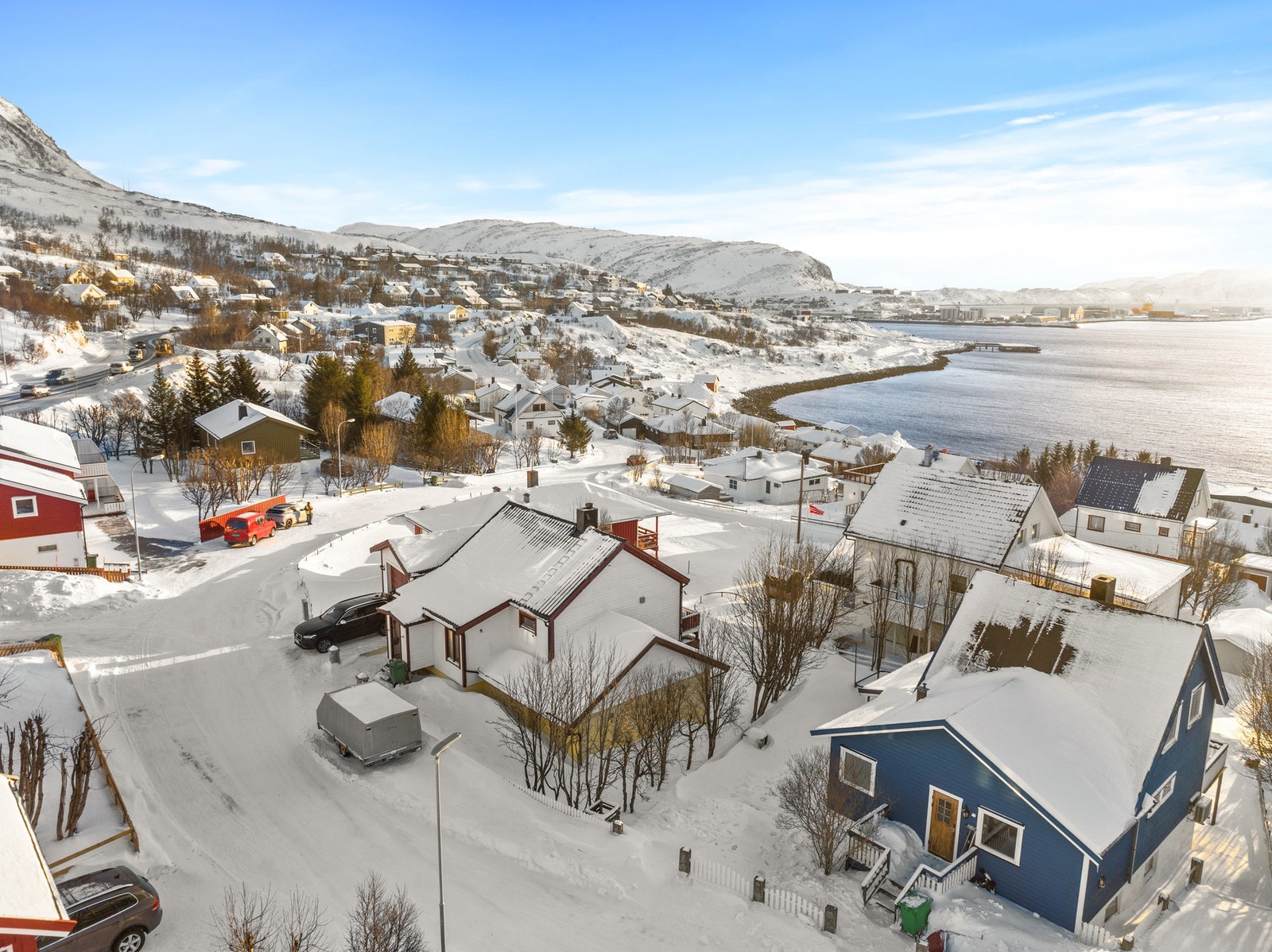 Eiendommen ligger i Rypefjord nord, et etablert og rolig nabolag med nærhet til sjøen. Galleribilde
