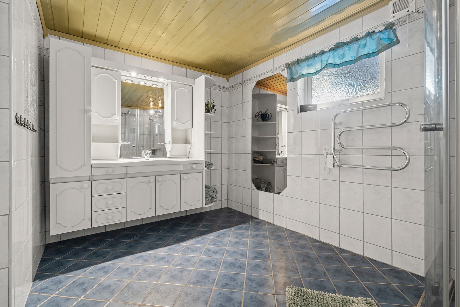 Badet i kjelleren ble modernisert i 2002 og har flislagt gulv med elektriske varmekabler. Galleribilde