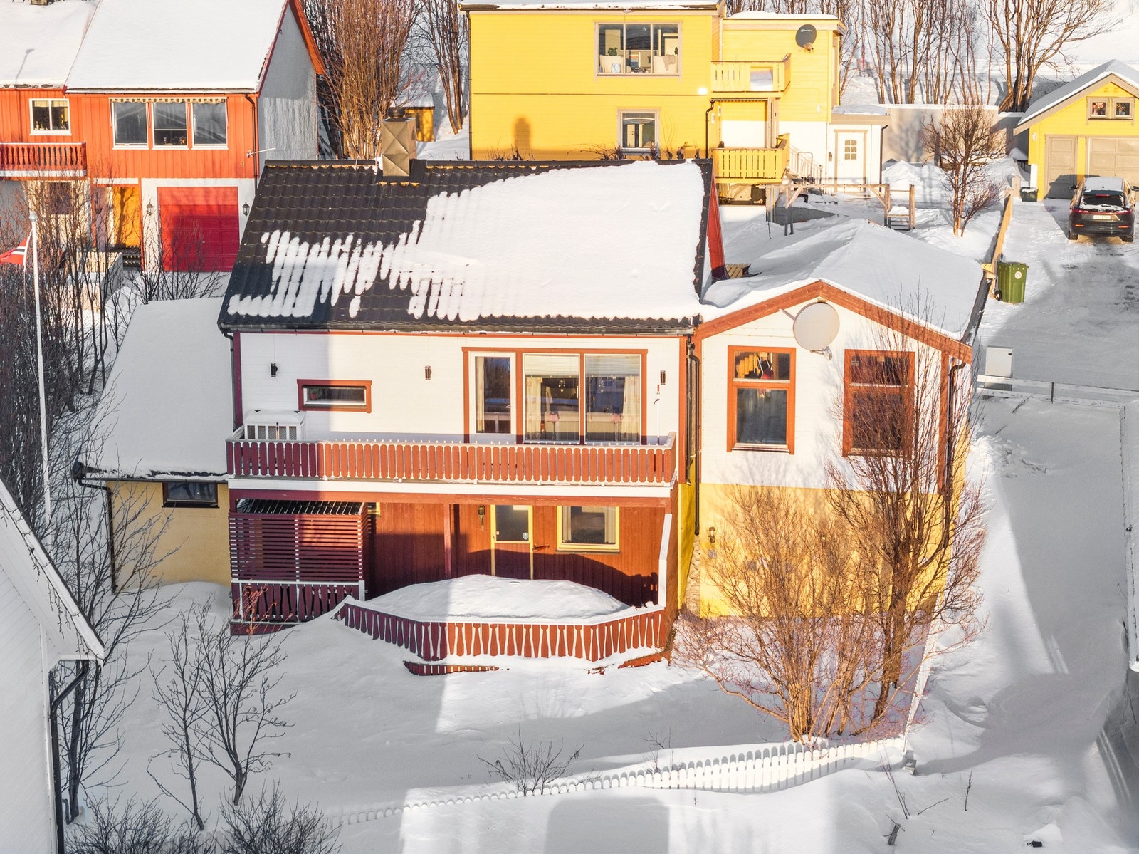 Fra underetasjen er det utgang til en stor, delvis overbygget terrasse på 20 m². Galleribilde