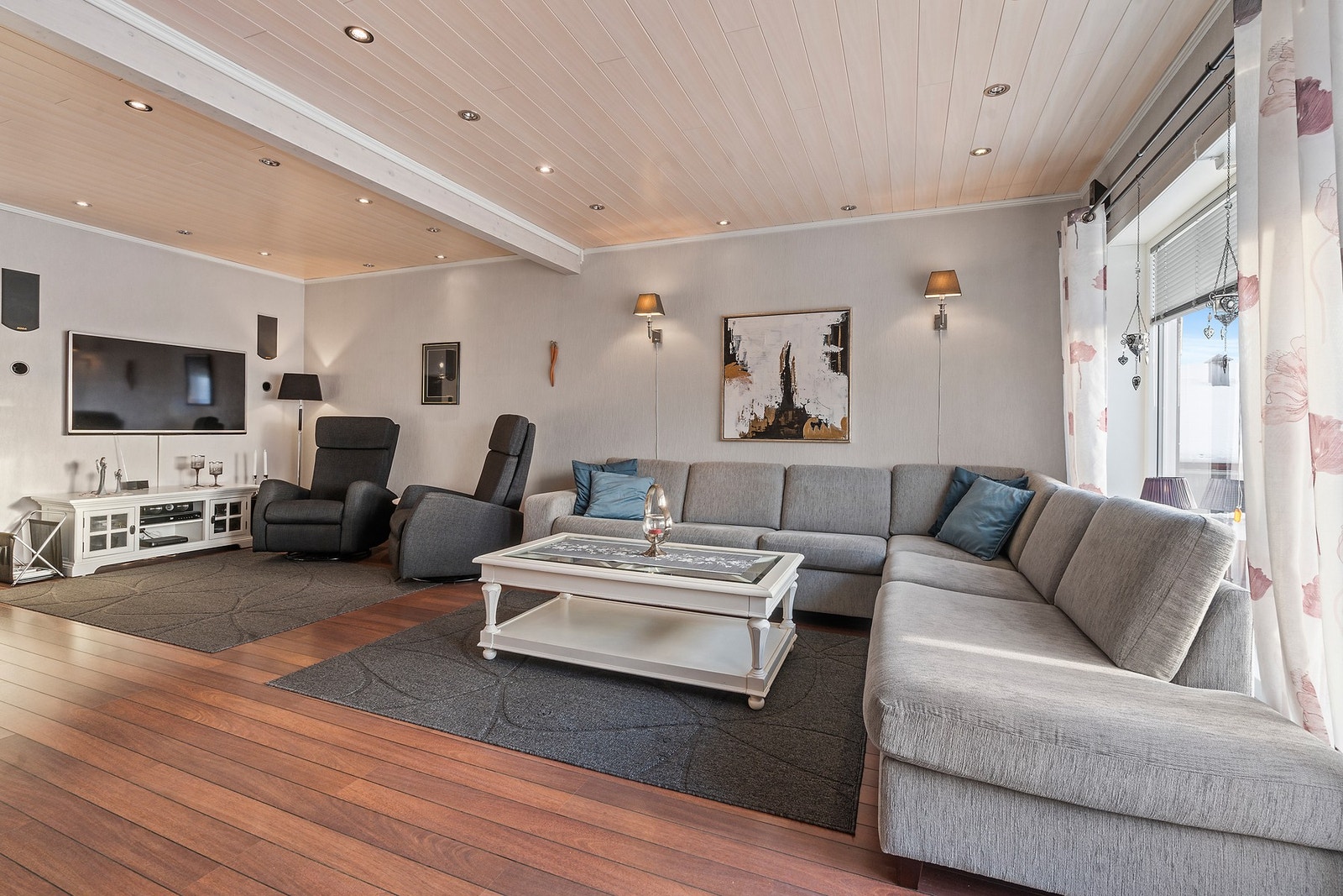 Rommet har gjennomgående parkett som gir et helhetlig inntrykk. Galleribilde