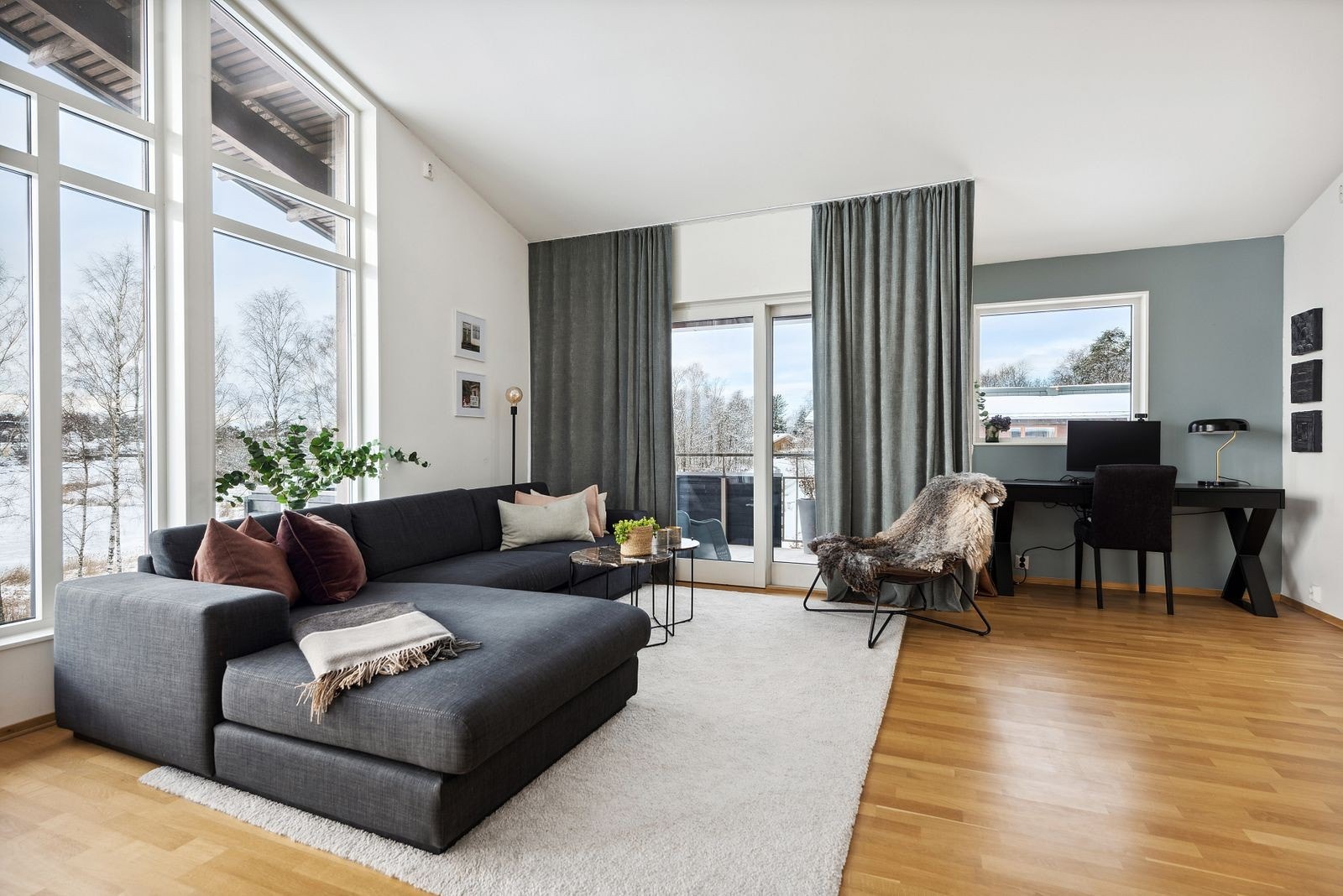Stor og romslig stue med mange møbleringsmuligheter. Galleribilde