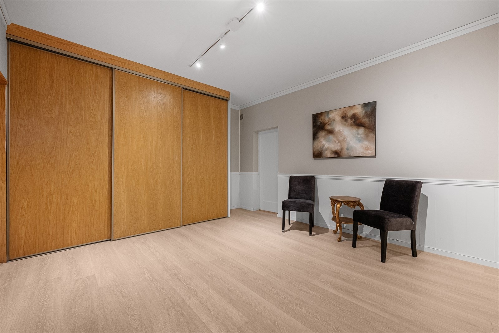 2 store soverom hvor både barn- og ungdom får mer enn nok plass til både seng, kontorpult, garderobe og sofa om man ønsker det. Det ene soverommet har ekstra takhøyde som gjør det ekstra luftig. Galleribilde